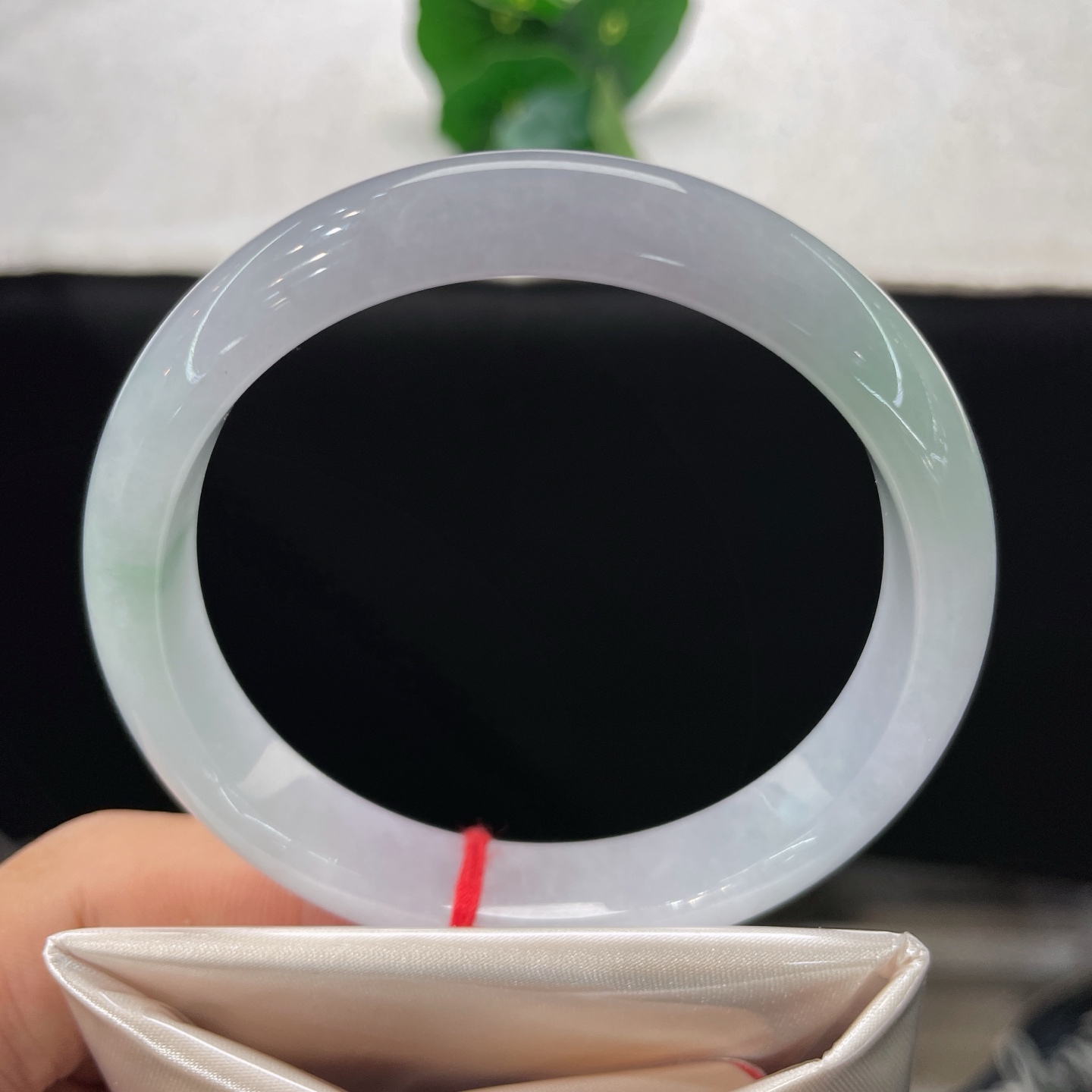 天然翡翠手镯 圈口61/12.5/7.8，淡春彩正圈，60/61可戴，素玉凝霜，浅翠藏清。无裂