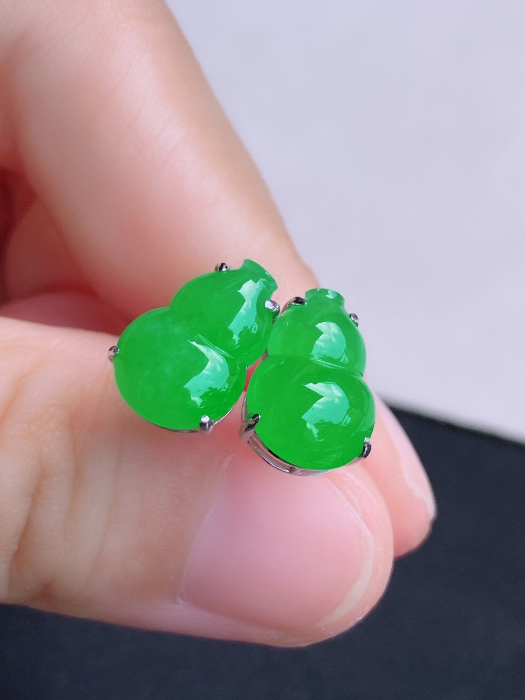 阳绿葫芦耳钉，简约时尚，尺寸13/9/5.6/自然光实拍