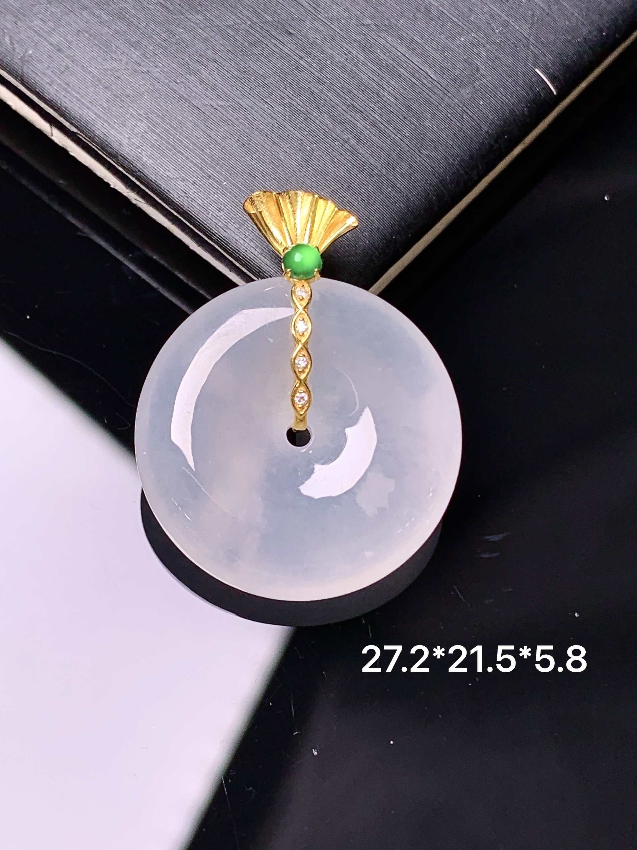 18k金镶嵌冰种平安扣吊坠 玉质细腻 色泽艳丽清新 水润亮眼 整体尺寸27.2*21.5*5.8 yz