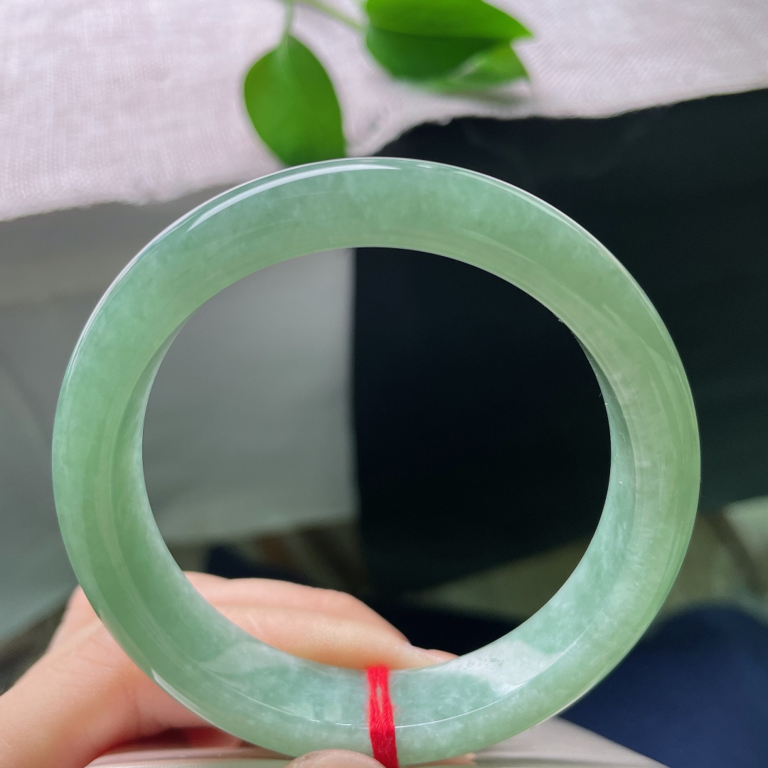56.5/12.3/8.2，绿底正圈，无裂，整镯泛着幽幽湖绿柔光，种质细腻温润，没有繁杂花色，简约之