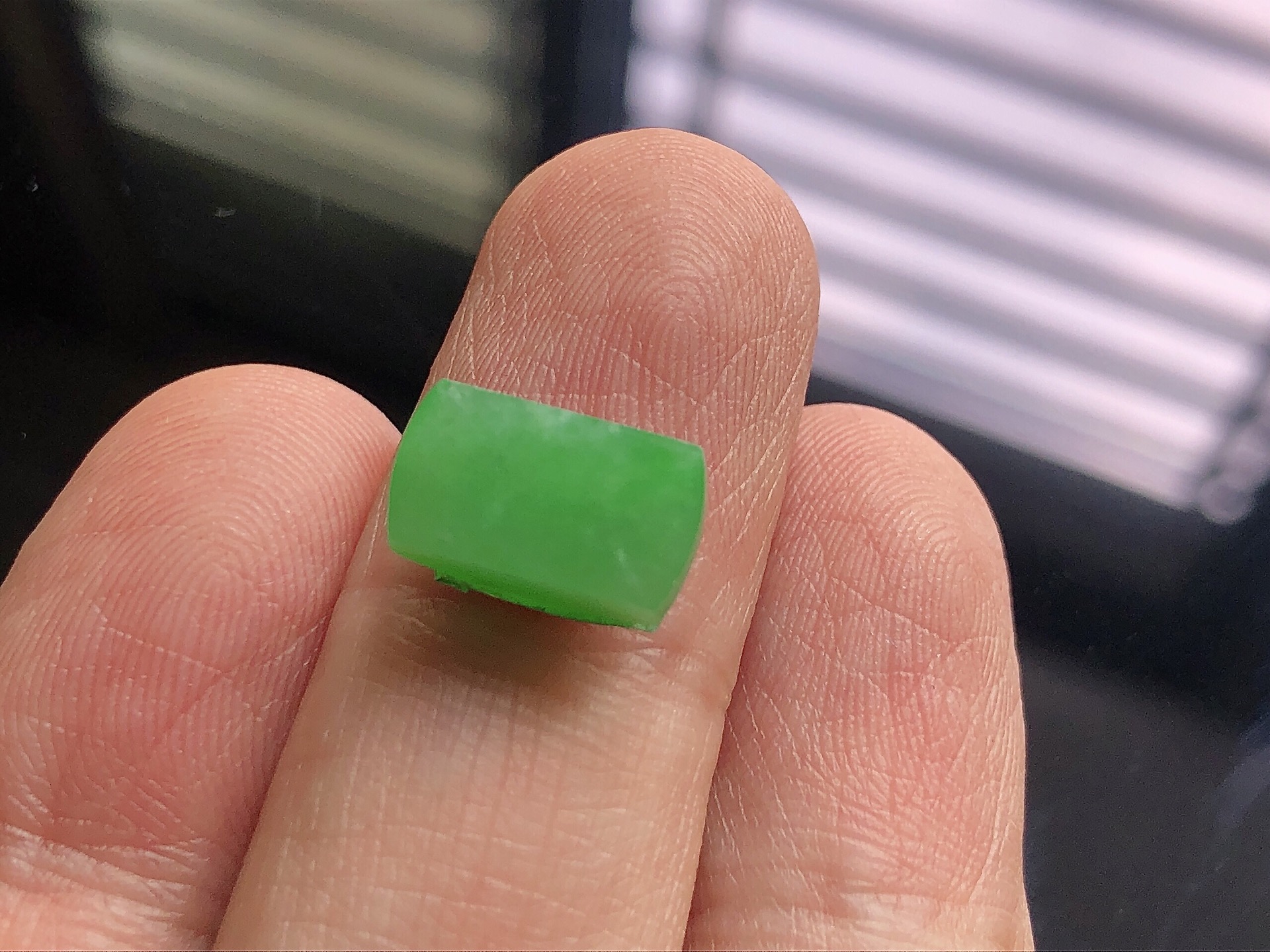️ 冰种阳绿马鞍， 色泽艳阳，通透水润，玉质细腻，夺目迷人，雕工精湛，面相慈祥大气，品相，无裂，尺寸11.8*6.5*4.5