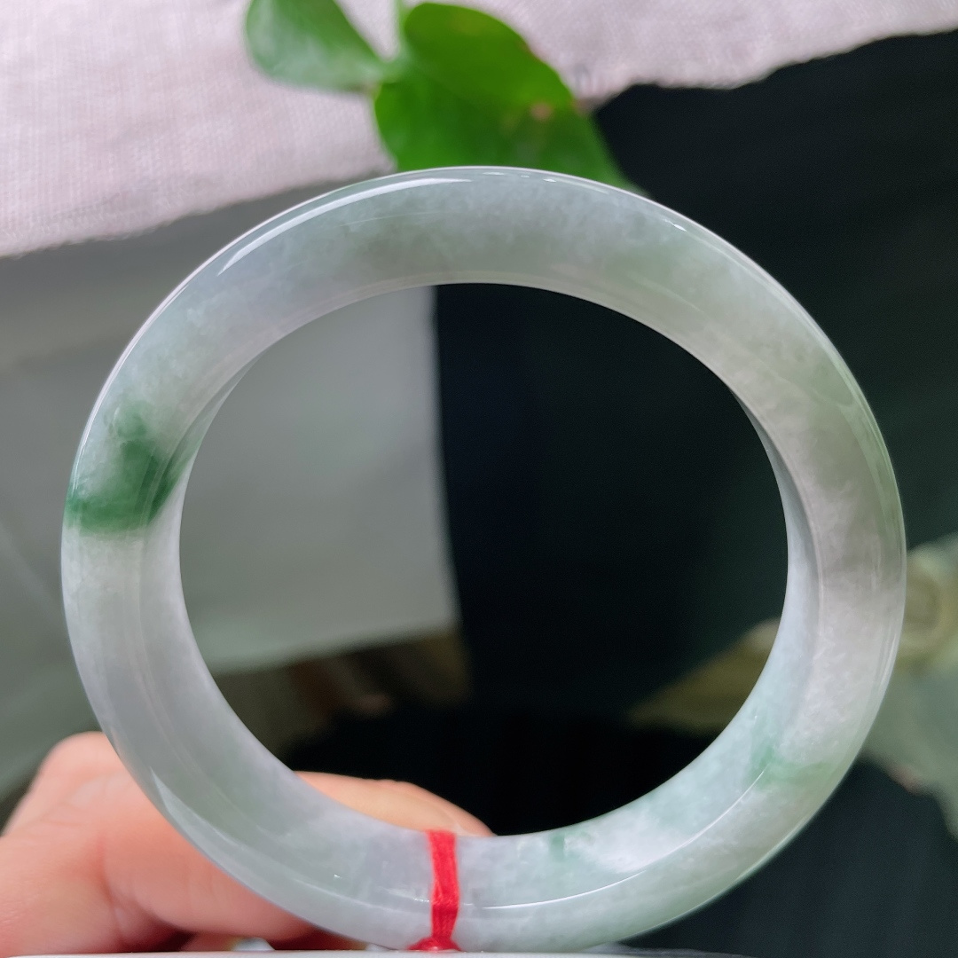 57.3/11.5/8.5，飘花正圈，晶体纹，底色清透带朦胧雾感，天然花色自成诗意，温润玉质衬得气质清雅内敛，ss56100a