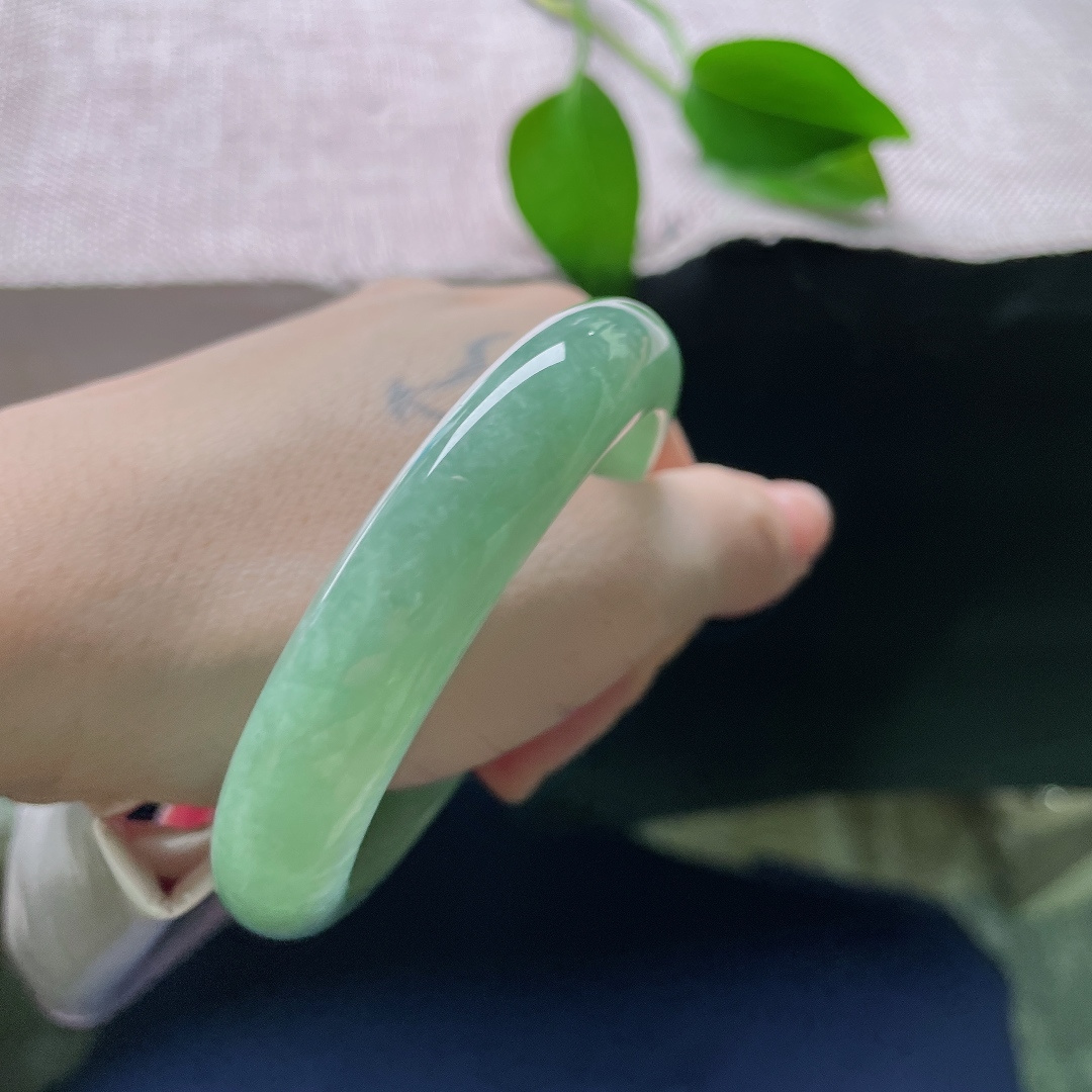 56.4/12.3/8.4，绿底正圈，一点皮纹，整圈匀净的油润绿调，好似一汪不兴波澜的绿潭，色调均匀，观感平和舒展。ss58276a