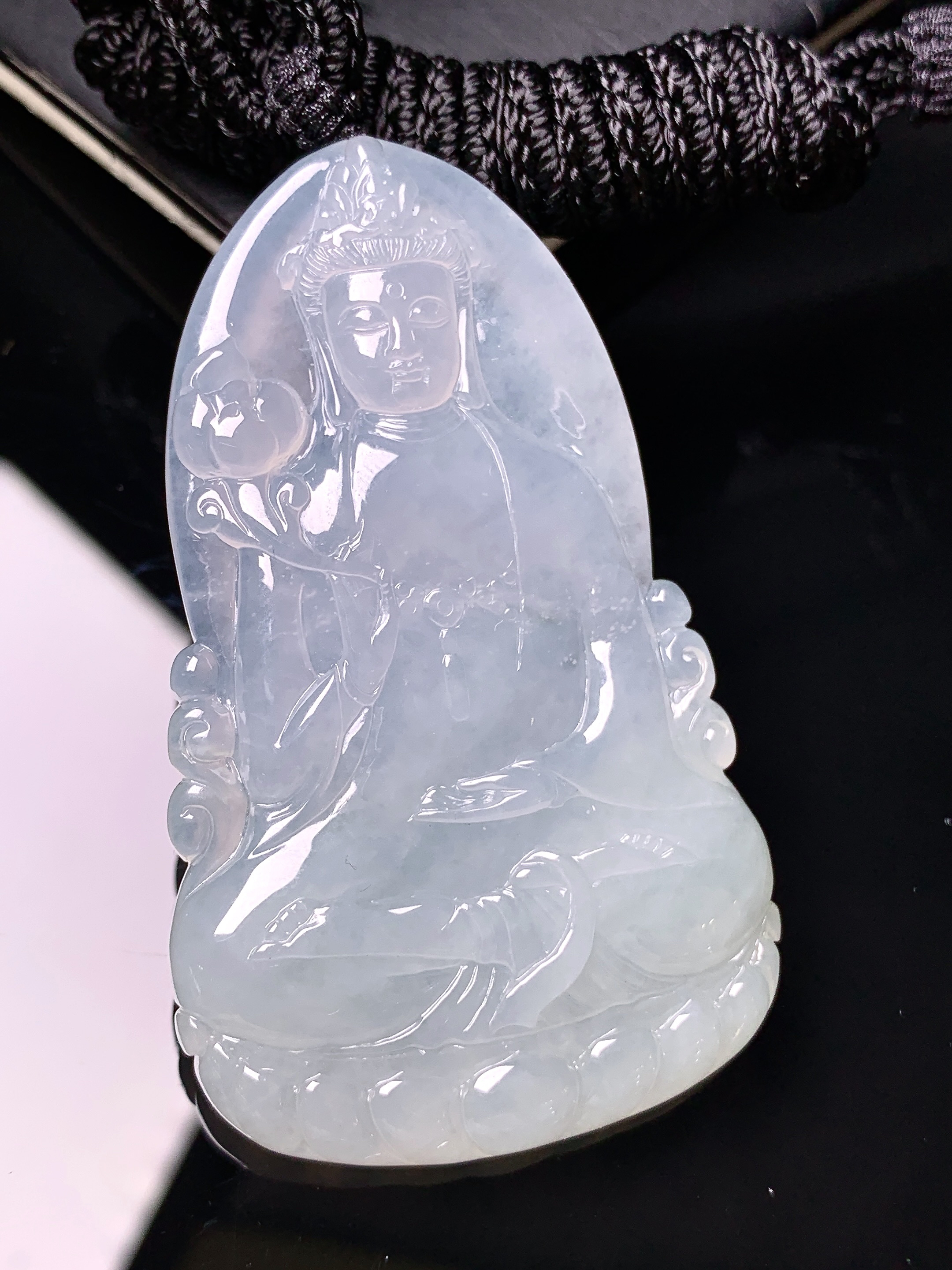 冰种观音菩萨吊坠 玉质细腻 色泽艳丽清新 水润亮眼 整体尺寸58.7*35.5*5.8 x3