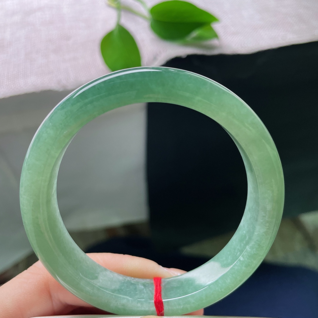 56.5/12/8.4，绿底正圈，无裂，一汪温润湖绿凝于镯间，玉石肌理细腻顺滑，质感醇厚，是日常佩戴