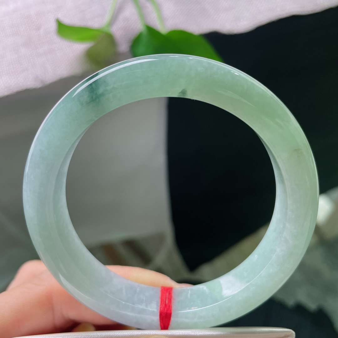 57.8/12.3/9.4，绿底正圈，一点晶体，色调清浅舒服，玉料细腻匀净，简约淡然，流露安静柔和的