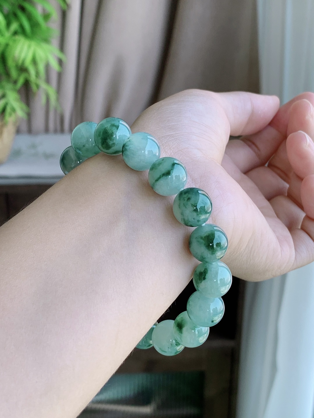 【珠子】冰飘花手串圆珠珠子手串【说明】缅料 性比高【尺寸】12.4mm【重量】58克