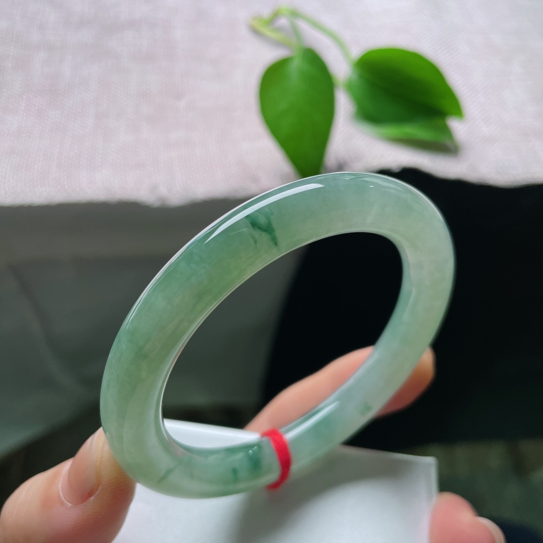 55.2/9.7，飘花圆条，无裂，清透底色点缀丝丝写意飘花，玉质细腻油润，举手投足流露温婉脱俗的东方气韵。ss58222a