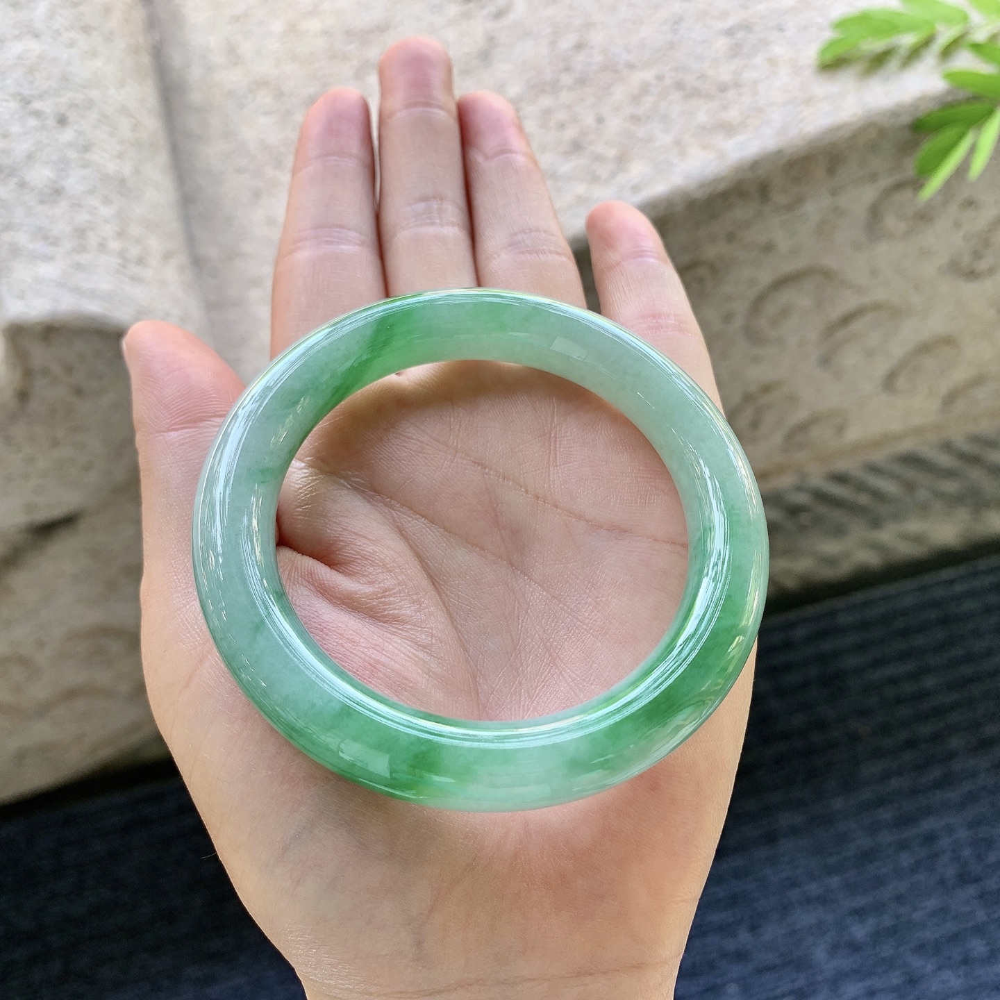 圆条54 55，细糯飘绿，水润，种老，细腻，打灯有棉线