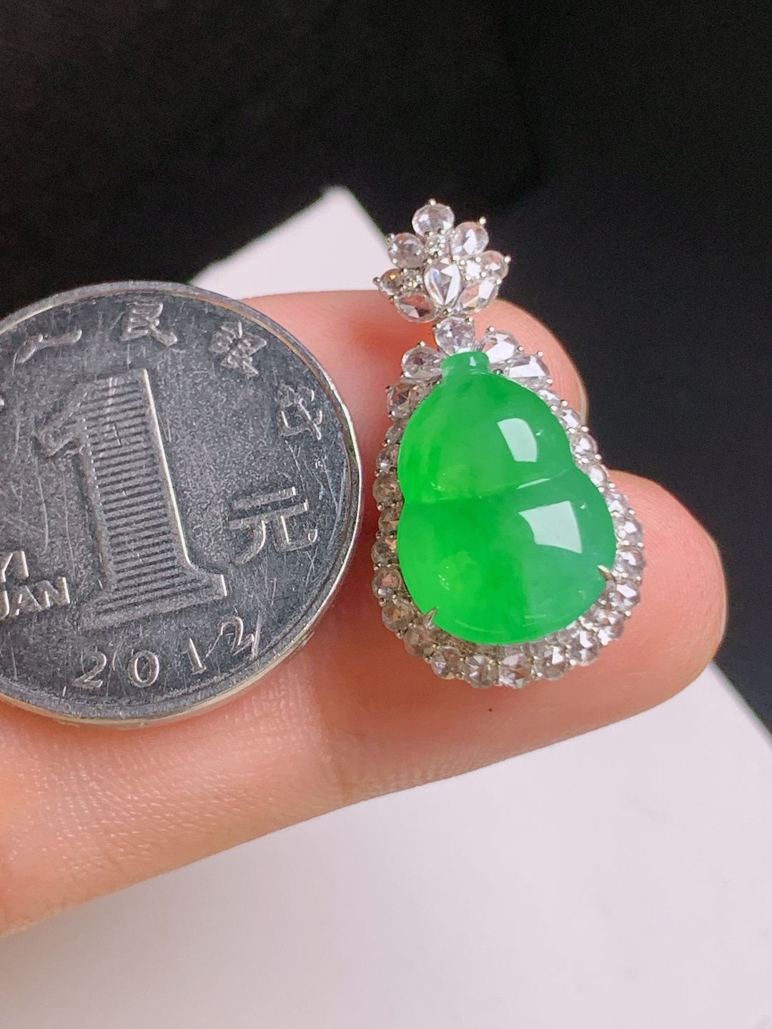 冰阳绿葫芦吊坠，冰润透亮，色浓饱满，福禄双全，精致吸睛