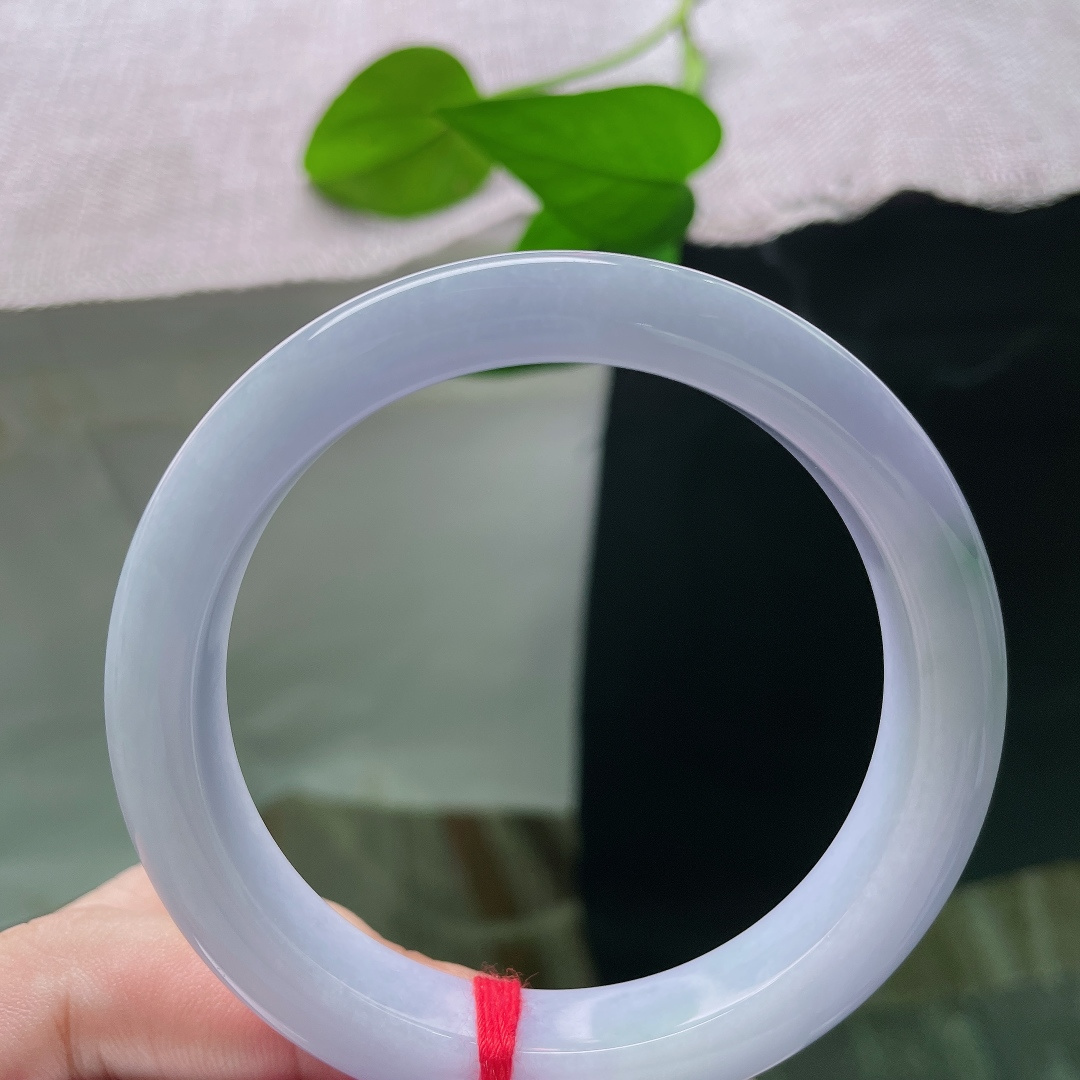 冰蓝正圈，无裂，淡雅春彩底色，紫韵朦胧，浅浅绿意悄悄点缀镯身。ss51486a