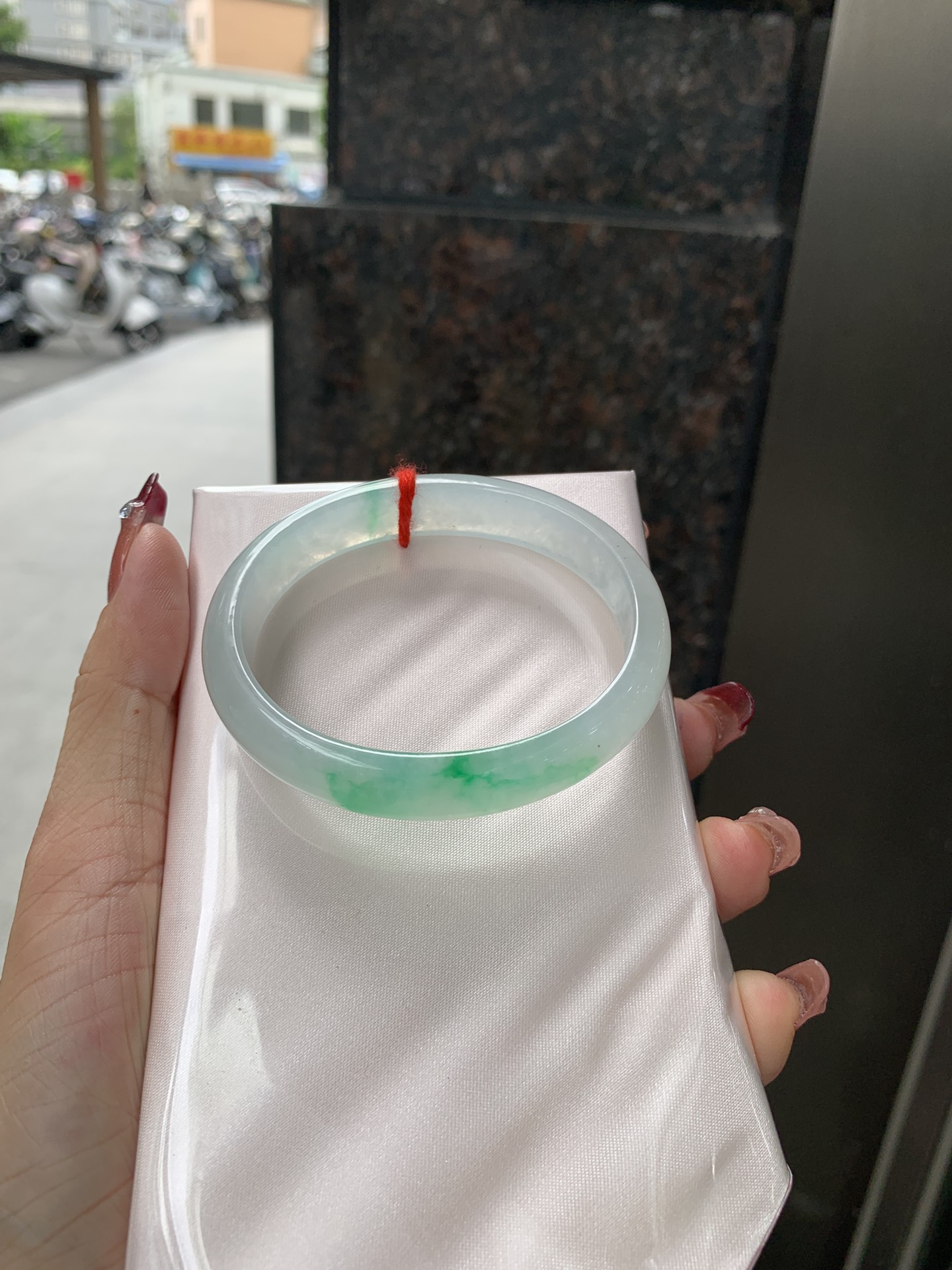 冰阳绿花贵妃, 0923-X755, 打灯小细纹，底妆冰润，几抹阳绿花色像春芽，从水润如晨露的底子蹦跳而出，将春日的灵动生机凝于手镯中，戴上她，清水芙蓉般的清新感自然晕染，每一次抬手，都似把盎然绿意融入生活。