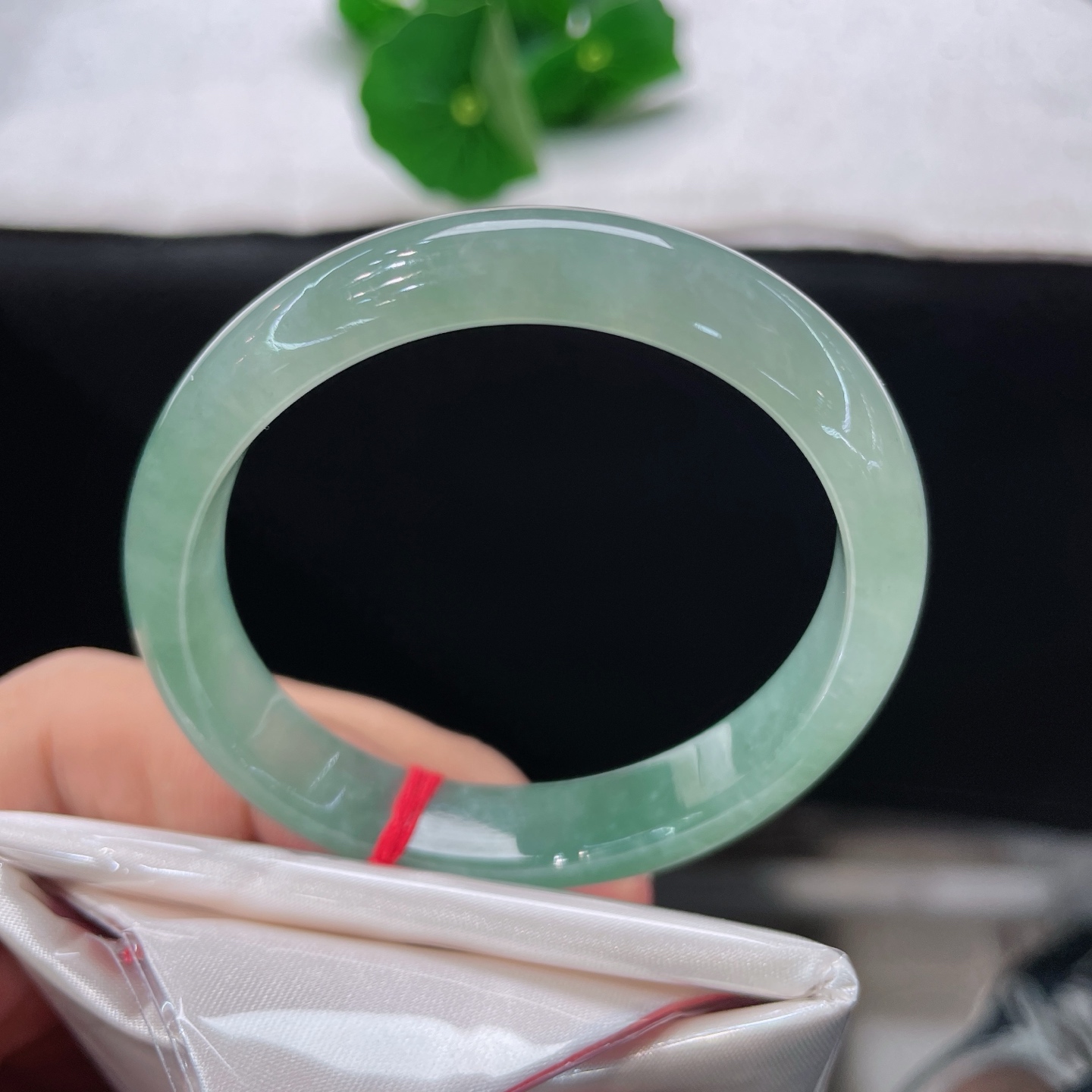 天然翡翠手镯 圈口55.1/10.3/6.8，冰油晴水贵妃，53/54正圈可戴，一汪晴水绿，岁月皆温润，无裂