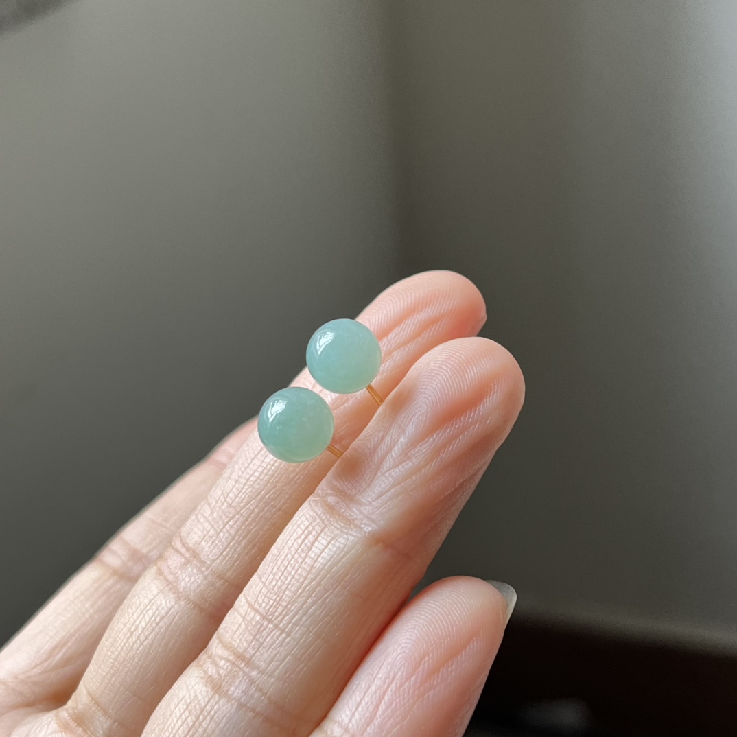 18K金镶冰绿圆珠耳钉，掌上明珠，种水好，正圆，无裂，尺寸8.5