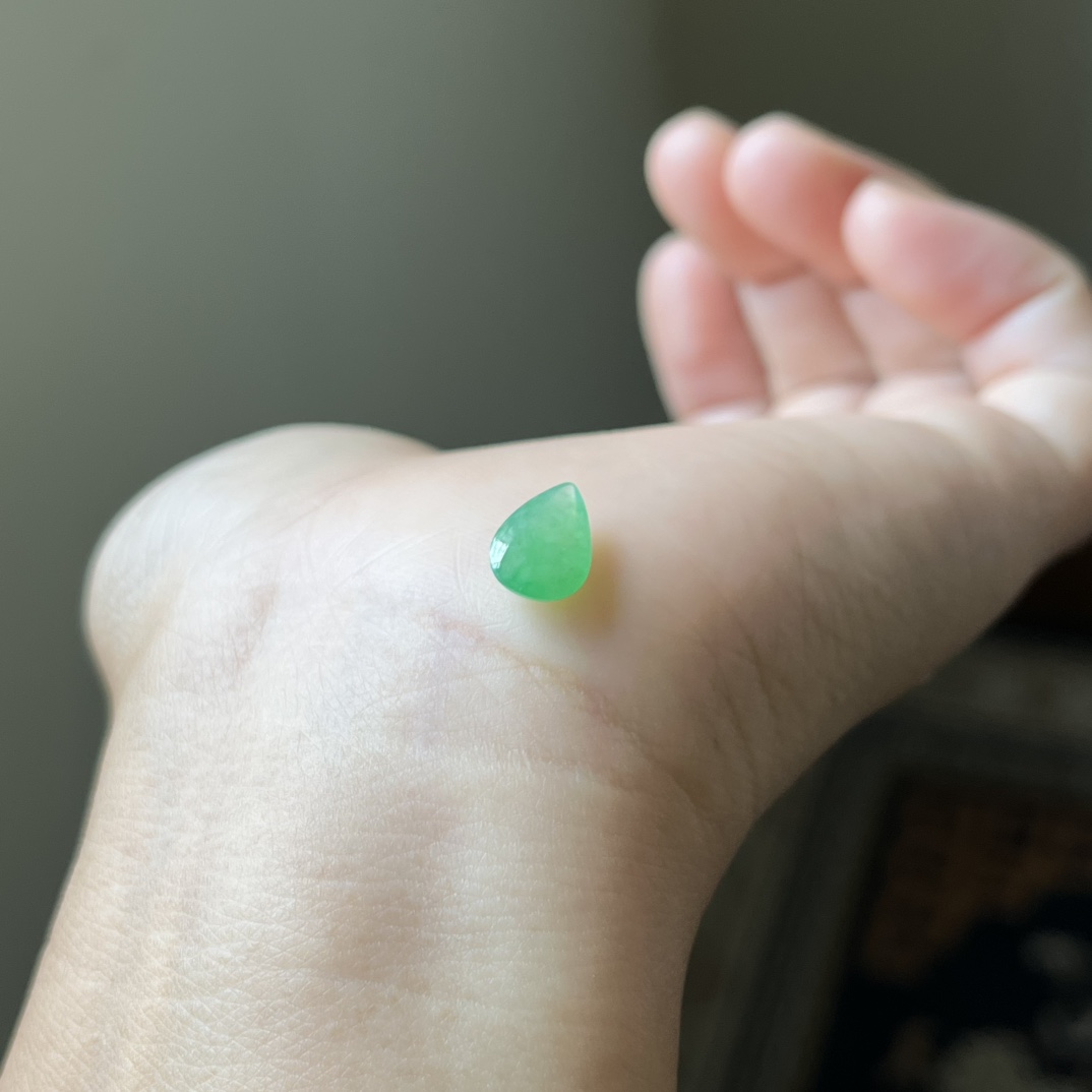 冰种阳绿水滴裸石戒面，种水好，颜色阳绿，冰透无裂，尺寸11.2×8×4.1，代镶嵌，参考图9