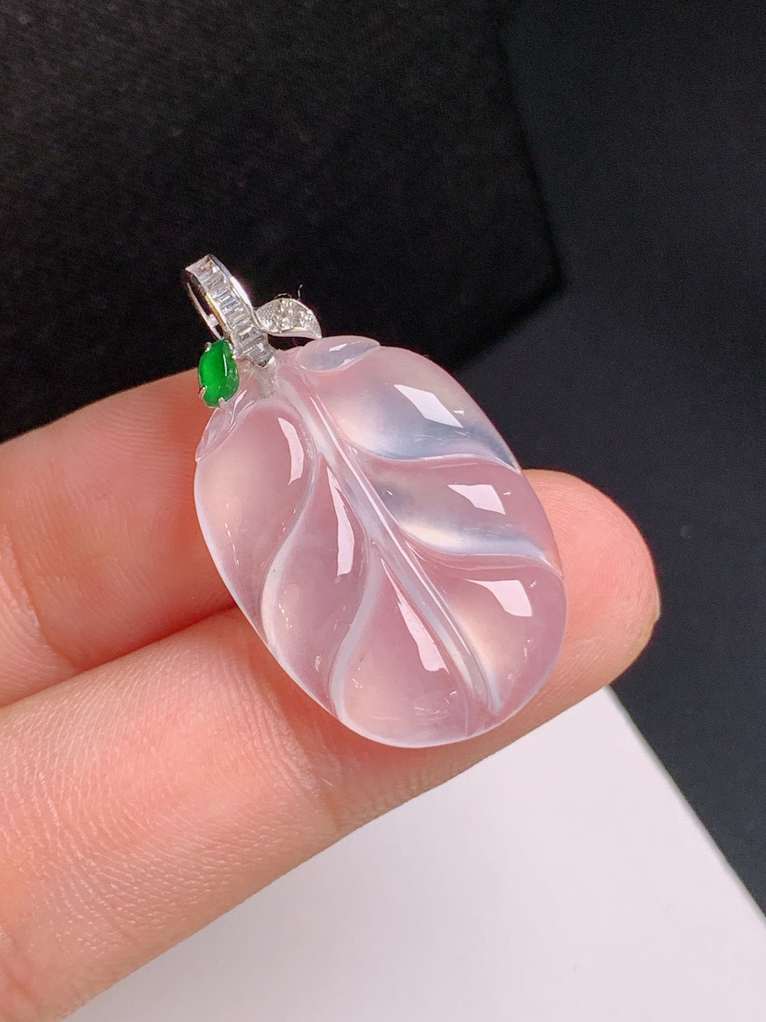 冰种树叶吊坠，胶感十足，莹亮通透，生生不息