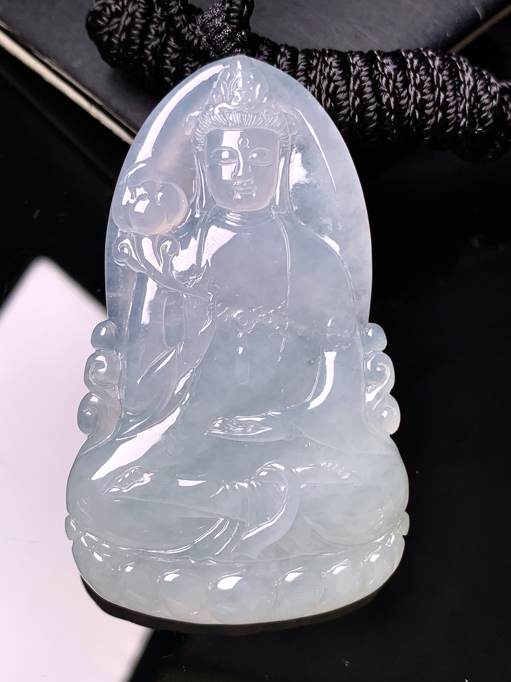 冰种观音菩萨吊坠 玉质细腻 色泽艳丽清新 水润亮眼 整体尺寸58.7*35.5*5.8 x3
