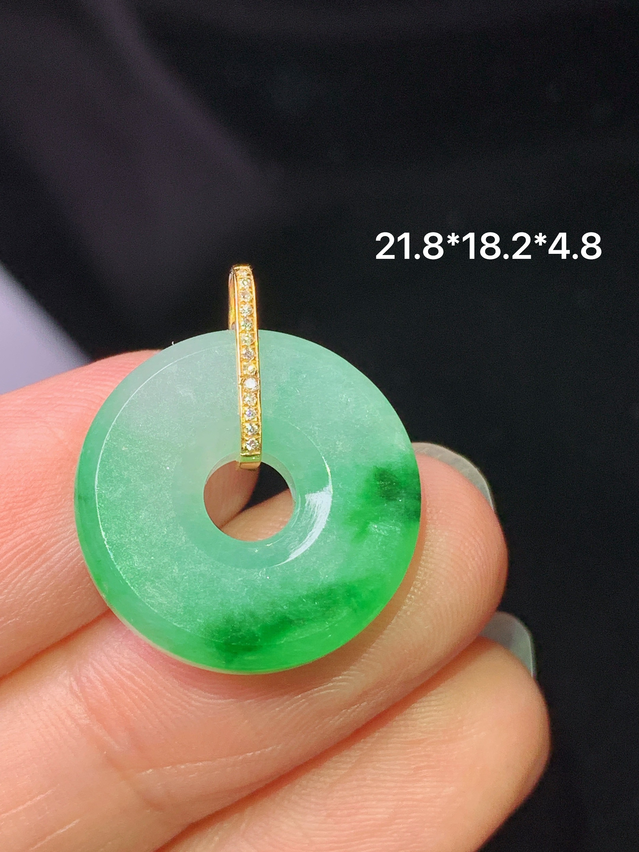 18k金镶嵌飘绿平安环吊坠 玉质细腻 色泽艳丽清新 水润亮眼 整体尺寸21.8*18.2*4.8 m1