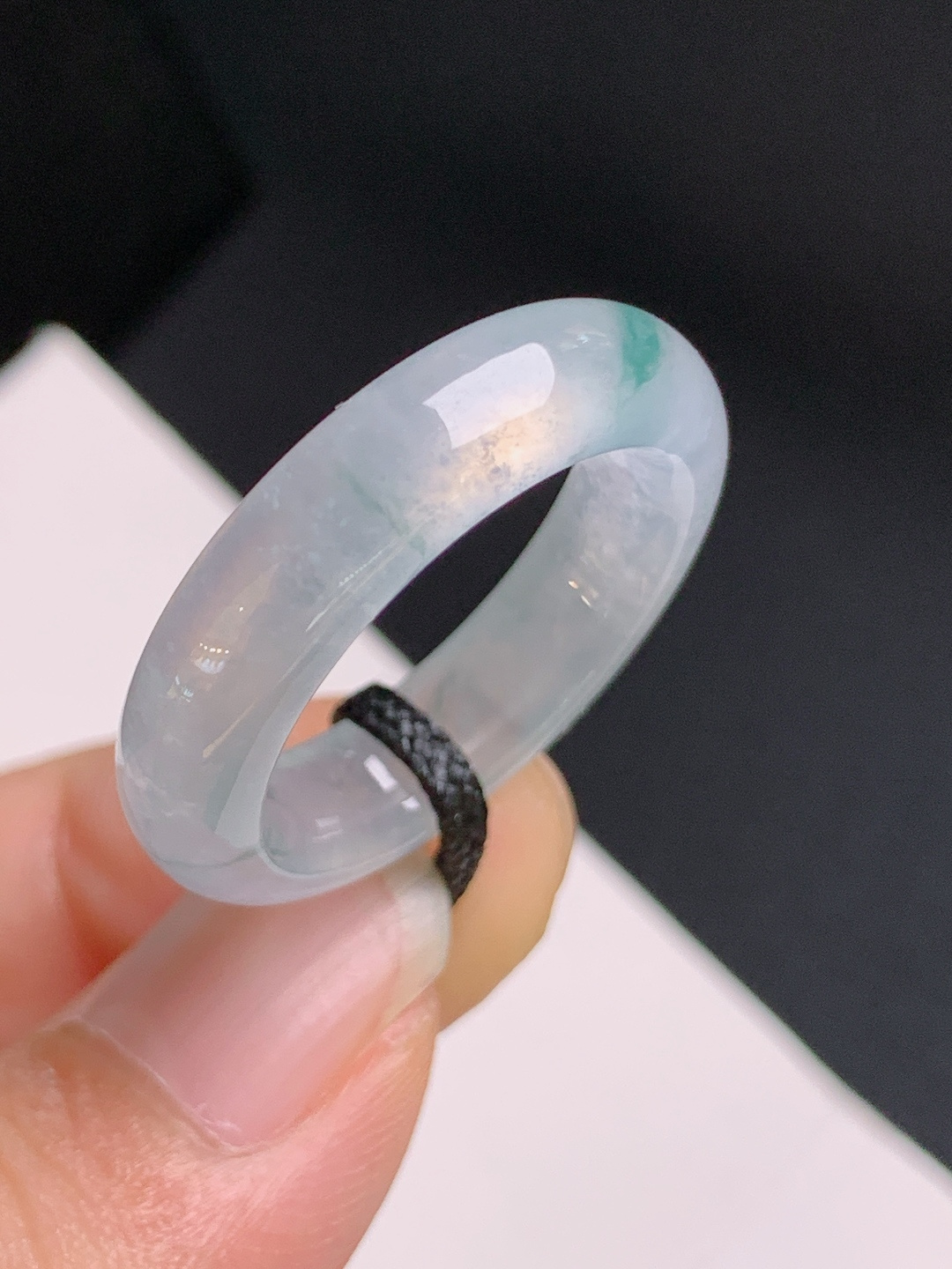 冰种飘花指环，冰透飘翠，清灵雅致，简约大气