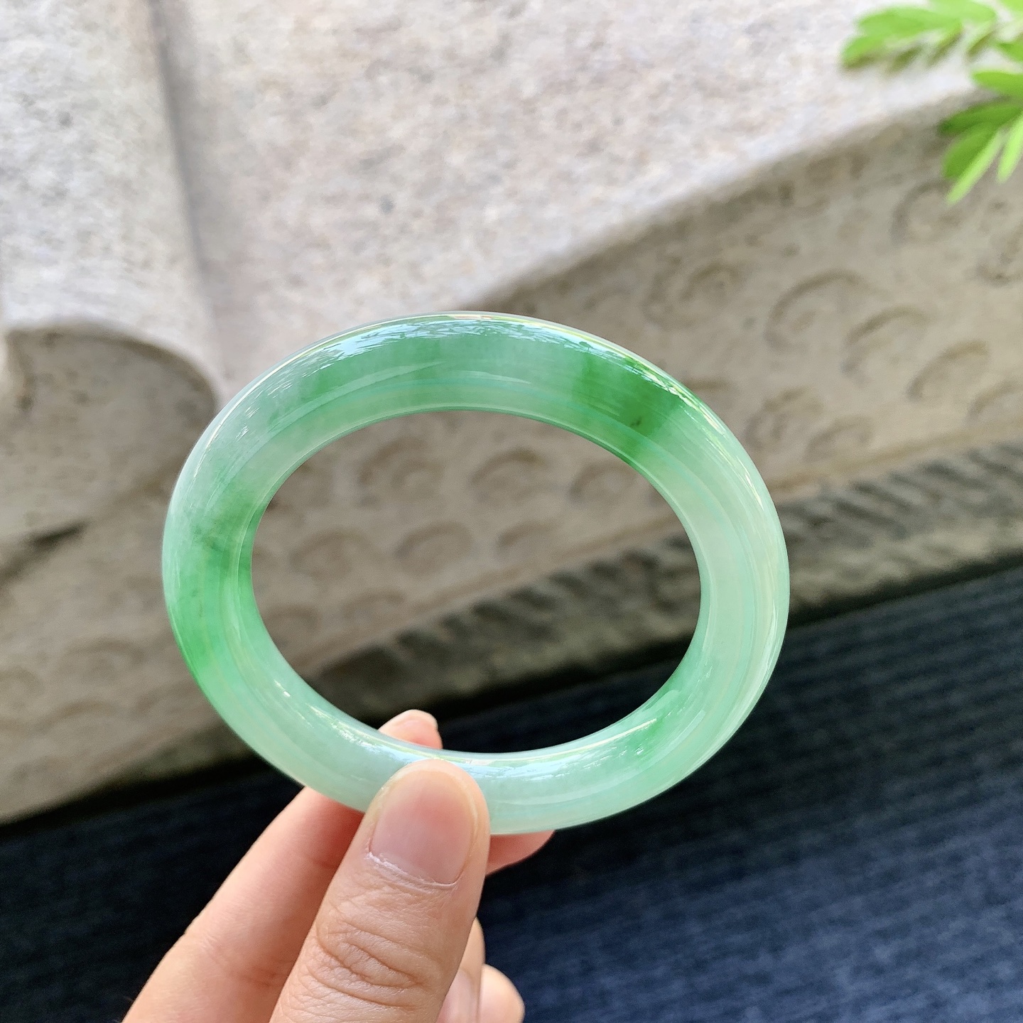 圆条54 55，细糯飘绿，水润，种老，细腻，打灯有棉线