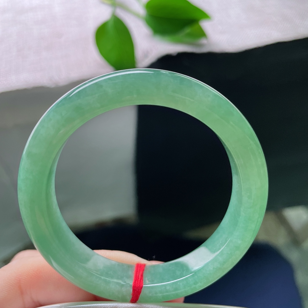 50.6/10.9/8.2，绿底正圈，无裂，沉静翠色氤氲整支玉镯，种水温润耐看，上手舒适，自带淡然闲