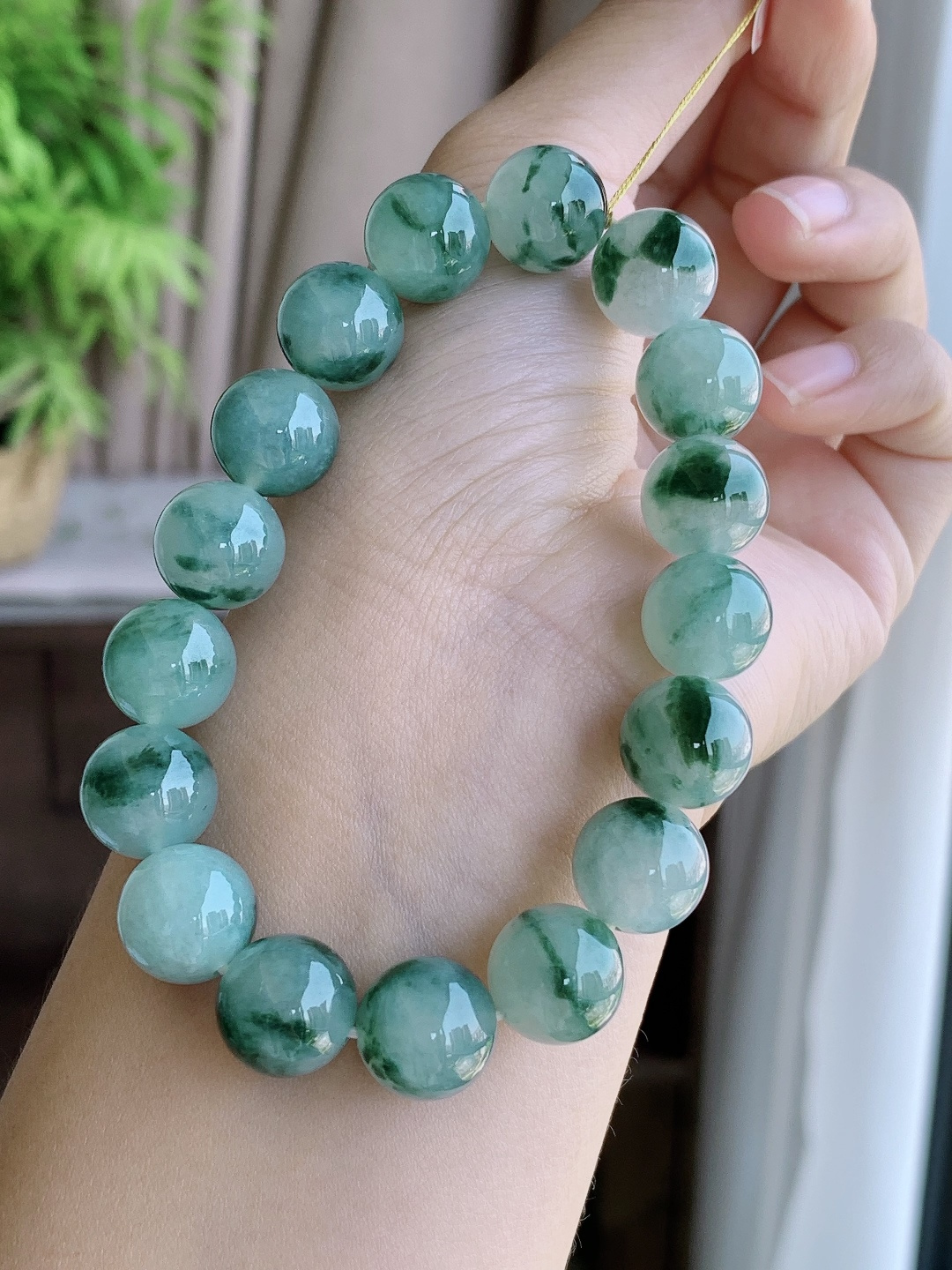 【珠子】冰飘花手串圆珠珠子手串【说明】缅料 性比高【尺寸】12.4mm【重量】58克