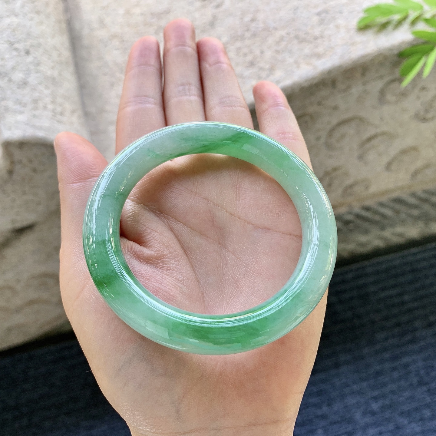 圆条54 55，细糯飘绿，水润，种老，细腻，打灯有棉线