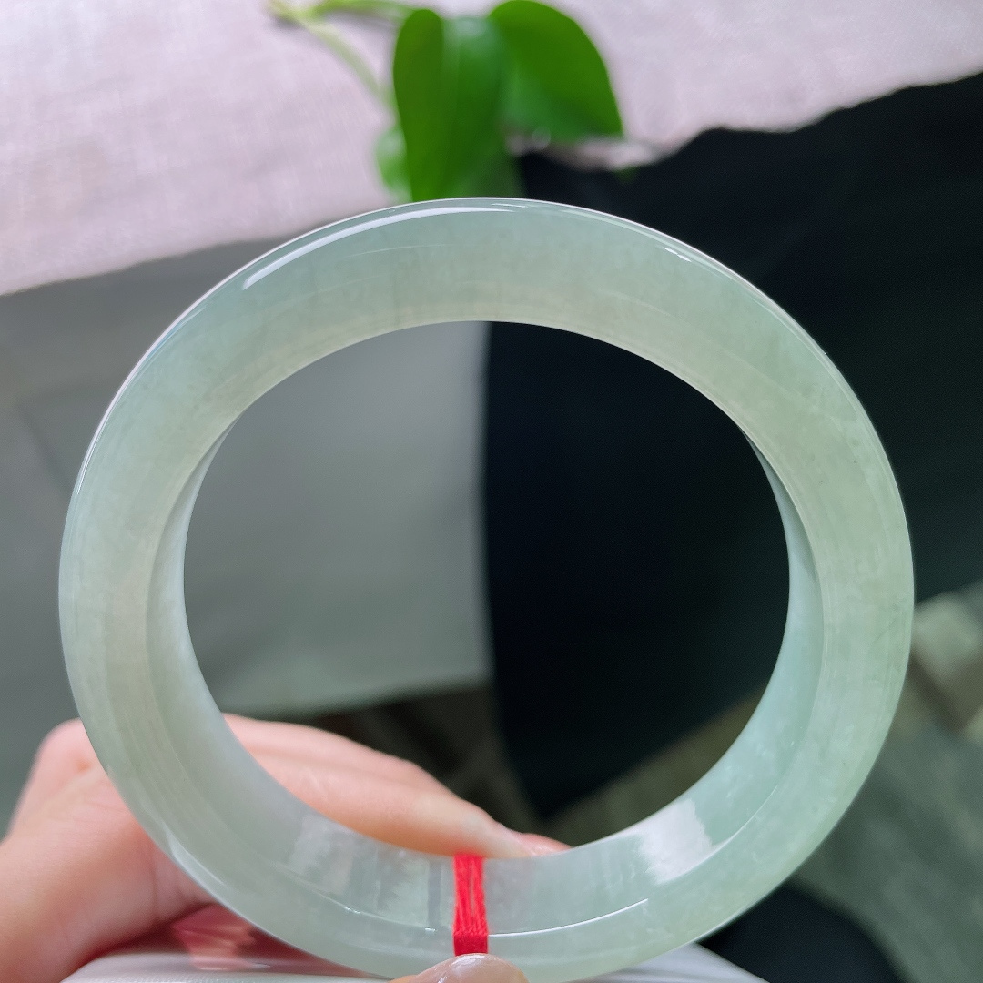 57.7/12.9/9，绿底正圈，一点皮纹，色调均匀舒缓，没有浓烈突兀的色彩，属于越看越有味道的款式，ss58515a
