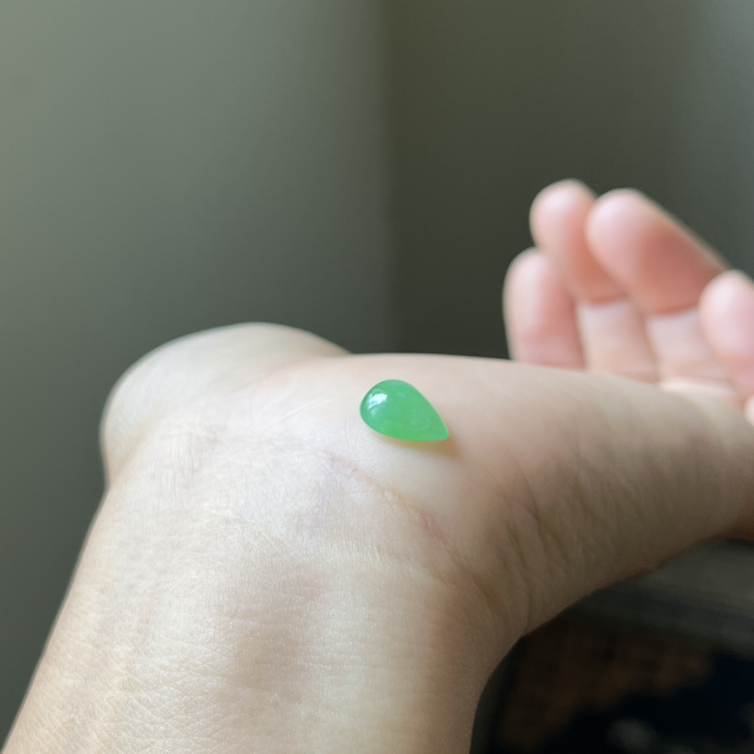 冰种阳绿水滴裸石戒面，种水好，颜色阳绿，冰透无裂，尺寸11.2×8×4.1，代镶嵌，参考图9