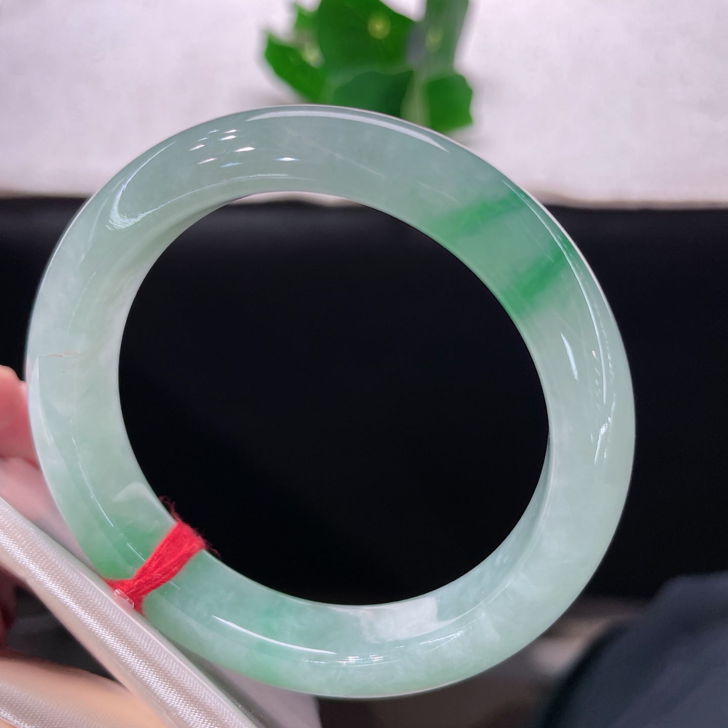 天然翡翠手镯 圈口53.6/11.6/8.4，冰晴底飘绿正圈，53/54可戴，清透玉底，丝丝阳绿悠然晕染，生机盎然。无裂。