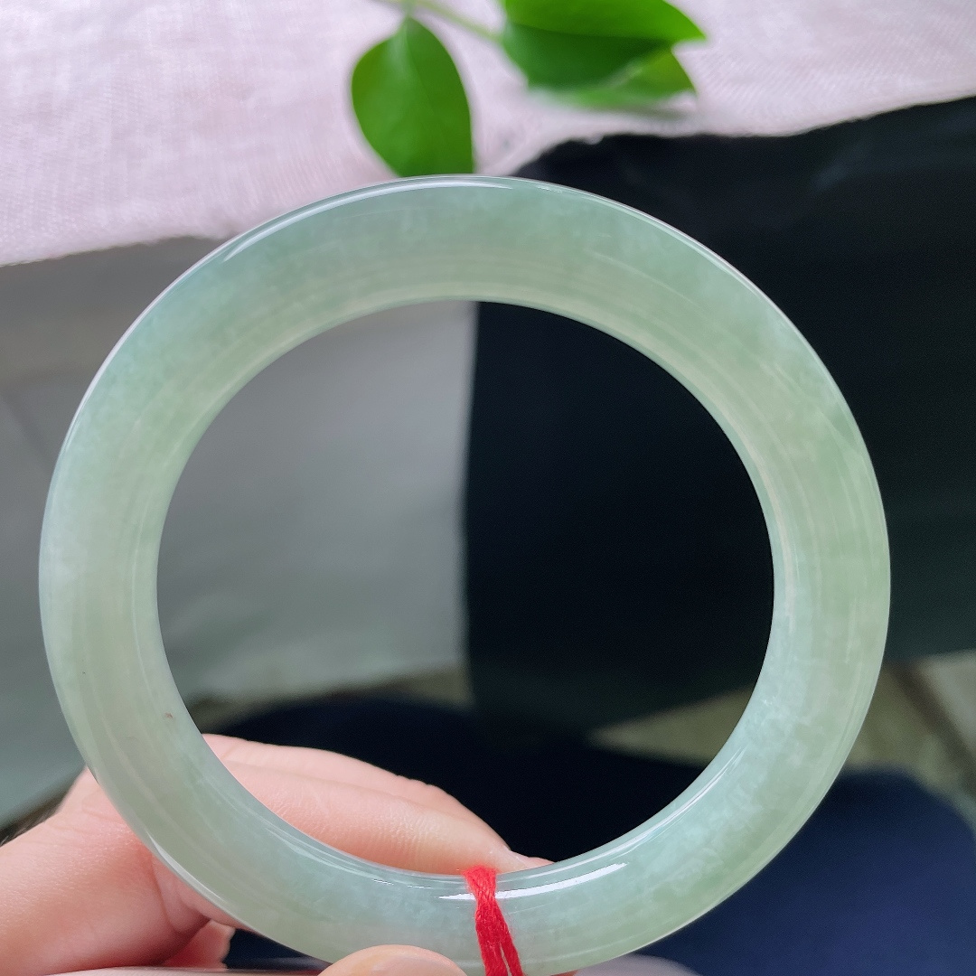 56,3/9.8，绿底圆条，横纹，匀净绿调温润中和，不艳不暗，属于耐看耐品，不挑年龄，ss58014
