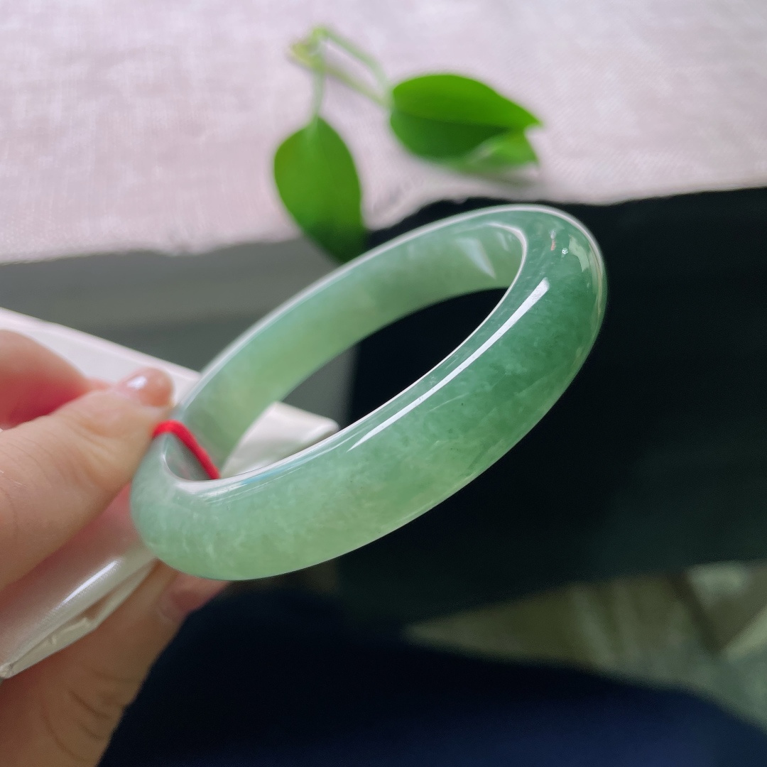 56.5/12/8.4，绿底正圈，无裂，一汪温润湖绿凝于镯间，玉石肌理细腻顺滑，质感醇厚，是日常佩戴的气质美镯。ss58274a