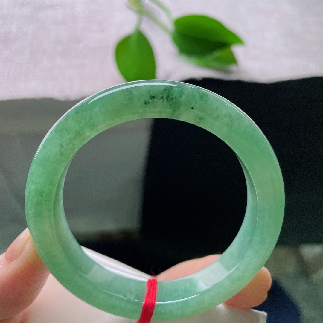 50.6/10.9/8.2，绿底正圈，无裂，沉静翠色氤氲整支玉镯，种水温润耐看，上手舒适，自带淡然闲适的东方氛围感。ss58278a
