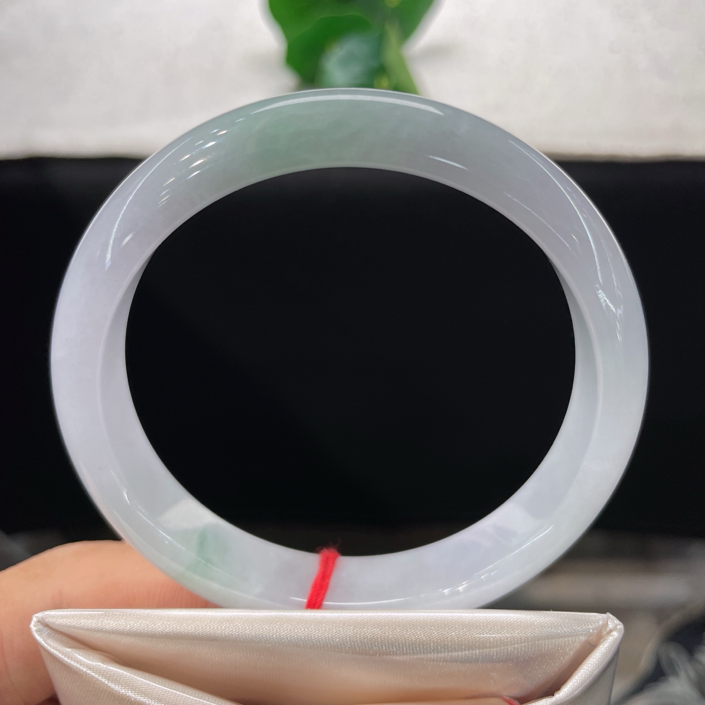 天然翡翠手镯 圈口61/12.5/7.8，淡春彩正圈，60/61可戴，素玉凝霜，浅翠藏清。无裂