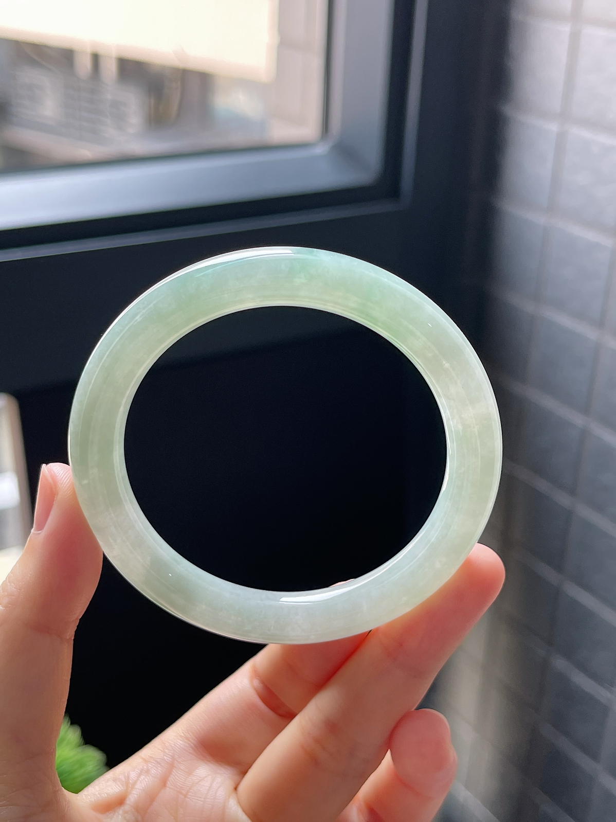 圈口53.5，冰糯种浅绿色飘花翡翠圆条手镯9.10