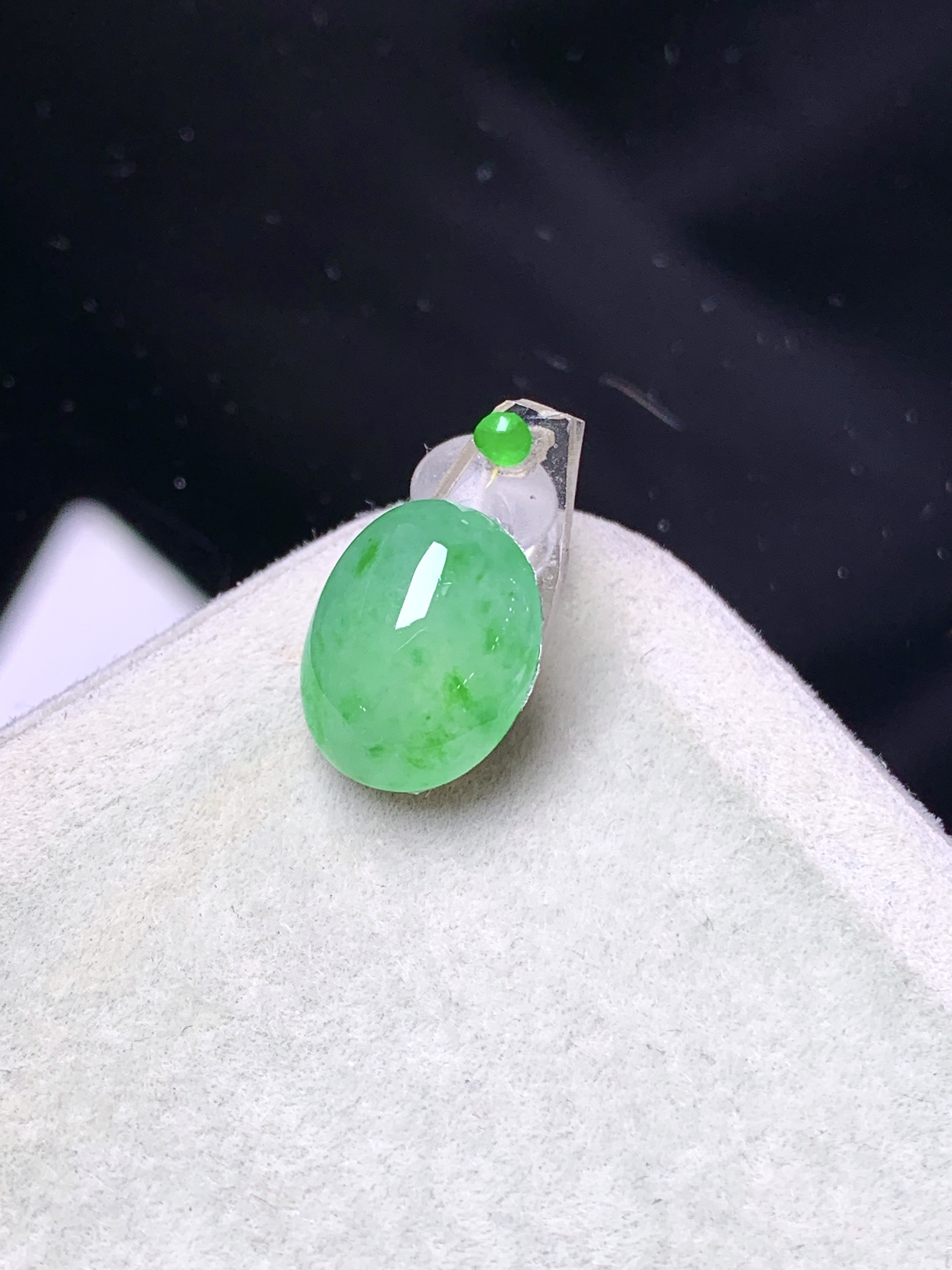 镶嵌款 阳绿蛋面 玉质细腻 色泽艳丽清新 水润亮眼 整体尺寸11.8*9.6*5.3 2x