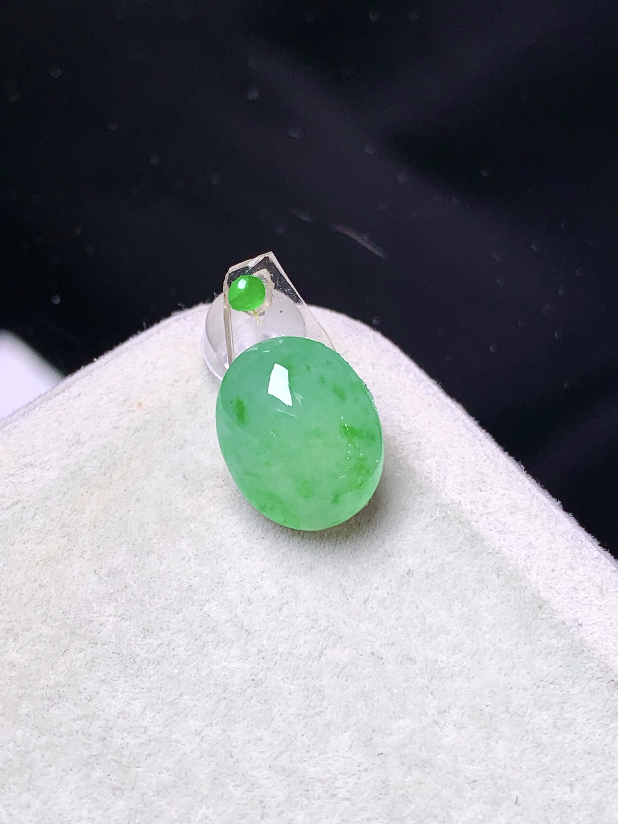 镶嵌款 阳绿蛋面 玉质细腻 色泽艳丽清新 水润亮眼 整体尺寸11.8*9.6*5.3 2x