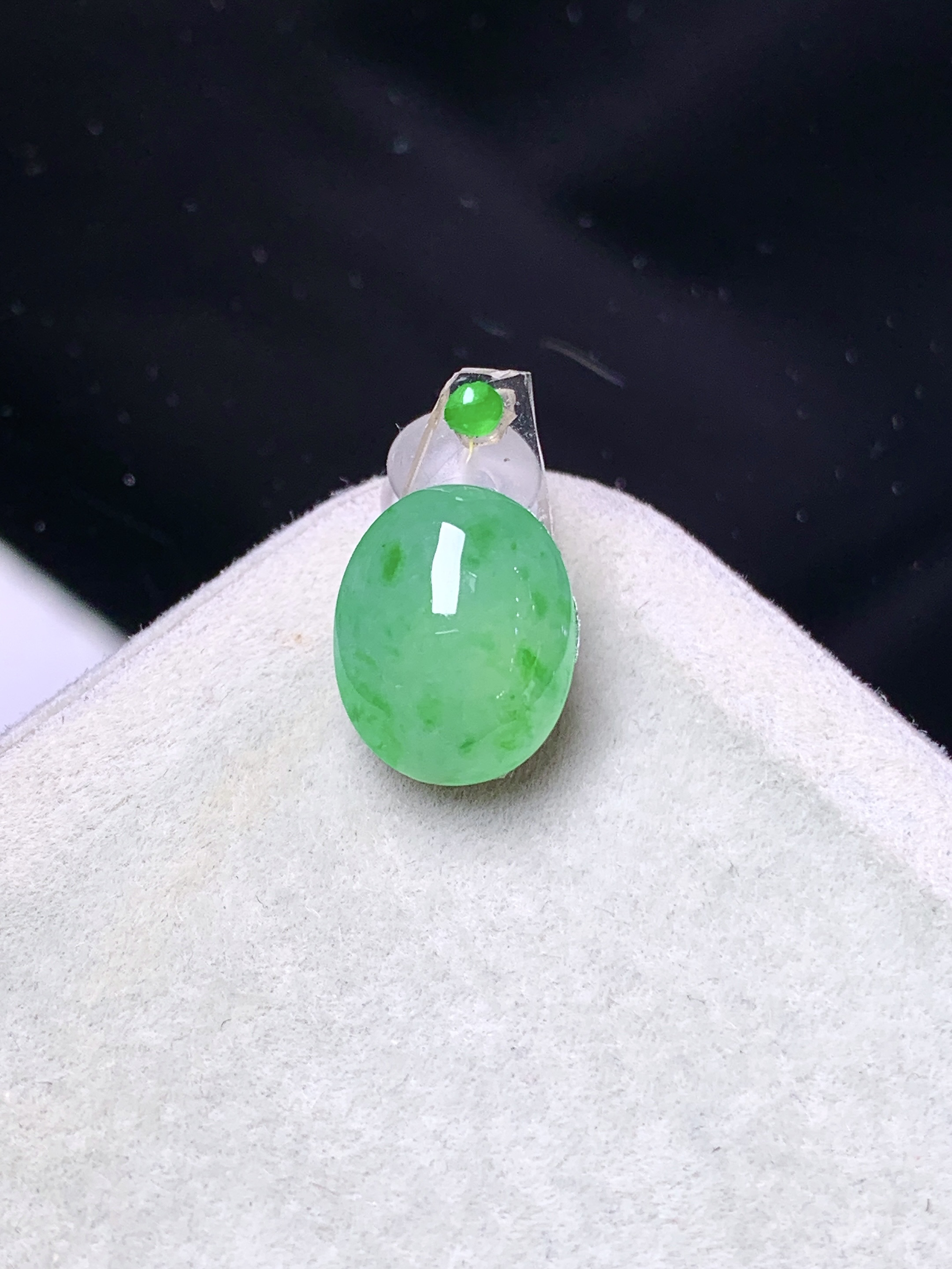 镶嵌款 阳绿蛋面 玉质细腻 色泽艳丽清新 水润亮眼 整体尺寸11.8*9.6*5.3 2x