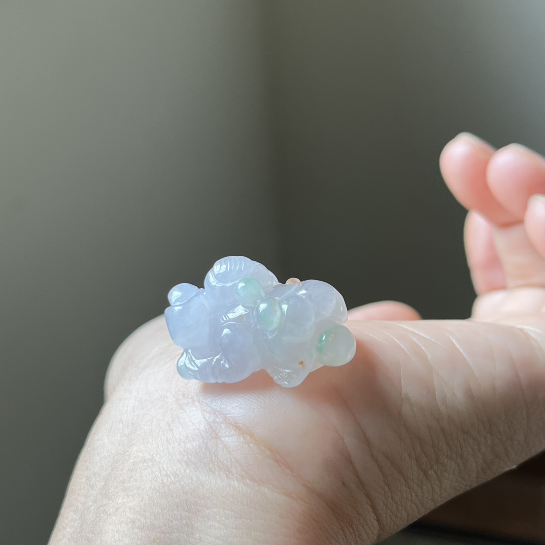 冰紫三彩抱财童子，招财进宝，种水好，无裂，尺寸32.1×20×17