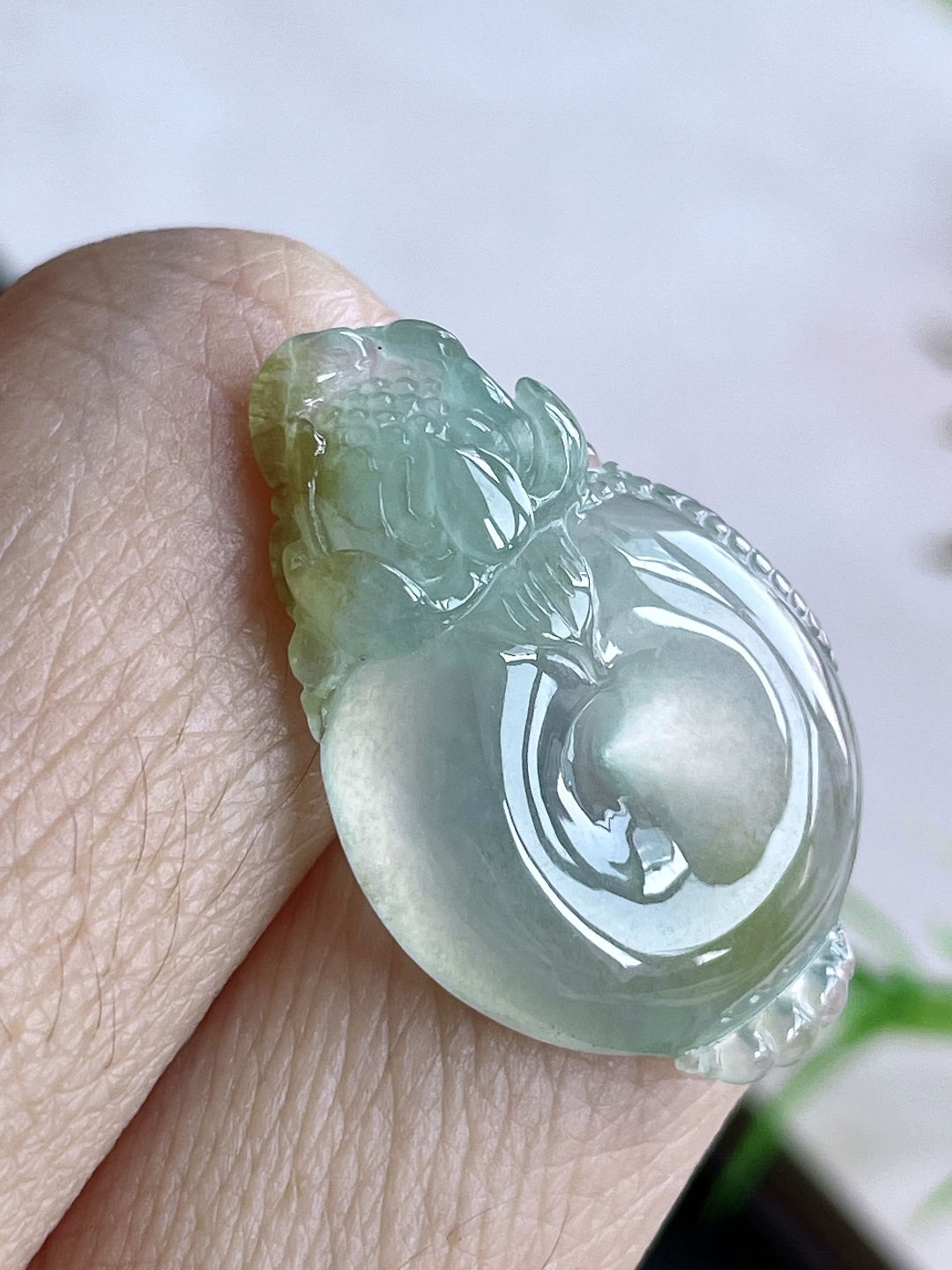 【裸石】冰晴水荷花飘黄翡平安扣吊坠【说明】缅甸 无裂 性比高【尺寸】28.3-18.2-5.6【重量】4.2克