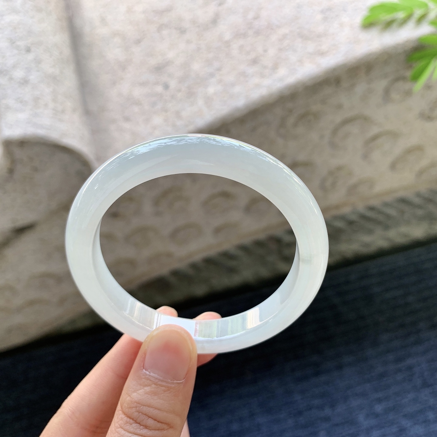 正圈52 53【圈口】53.6/10/7.7【编码】AD091008【描述】糯冰白底，水润，种老，细腻，无裂