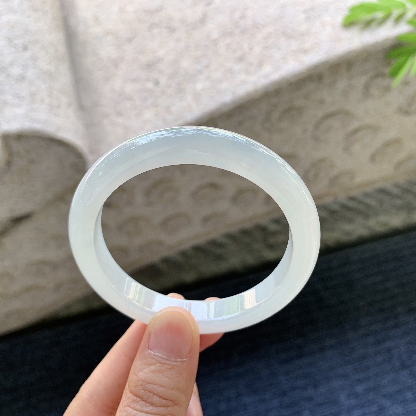 正圈52 53【圈口】53.6/10/7.7【编码】AD091008【描述】糯冰白底，水润，种老，细腻，无裂