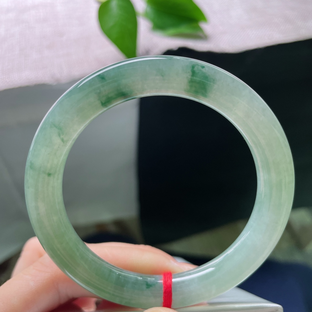55.2/9.7，飘花圆条，无裂，清透底色点缀丝丝写意飘花，玉质细腻油润，举手投足流露温婉脱俗的东方