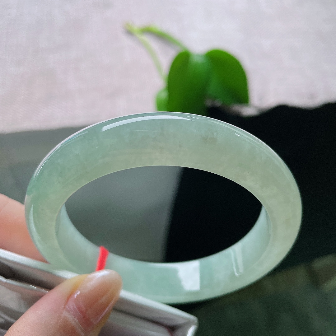 57.7/12.9/9，绿底正圈，一点皮纹，色调均匀舒缓，没有浓烈突兀的色彩，属于越看越有味道的款式，ss58515a