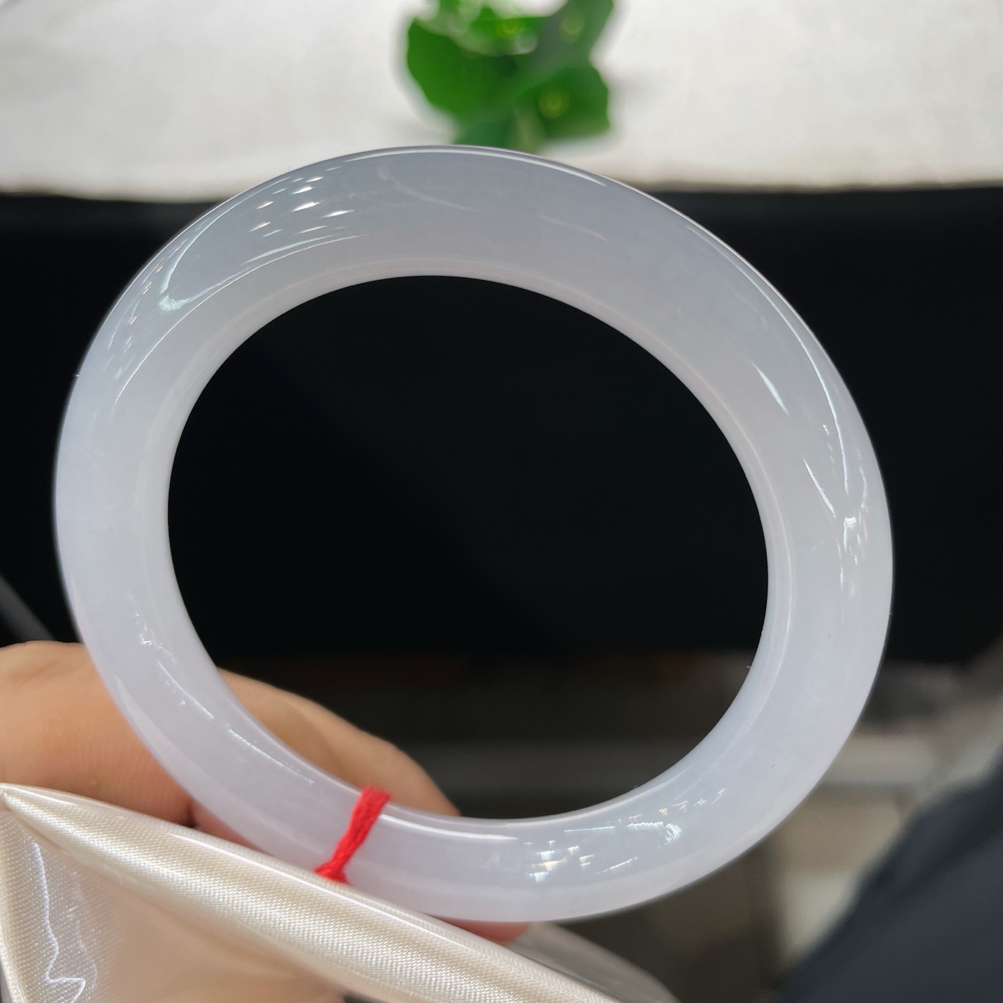 天然翡翠手镯 圈口54.3/9.1，冰粉底圆条，54/55可戴，腕间凝月华，素玉自安然。无裂