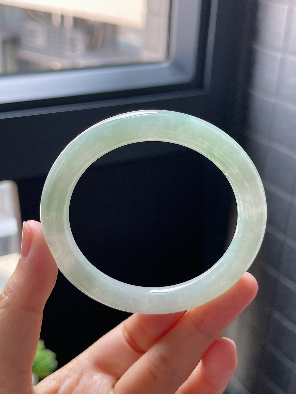 圈口53.5，冰糯种浅绿色飘花翡翠圆条手镯9.10
