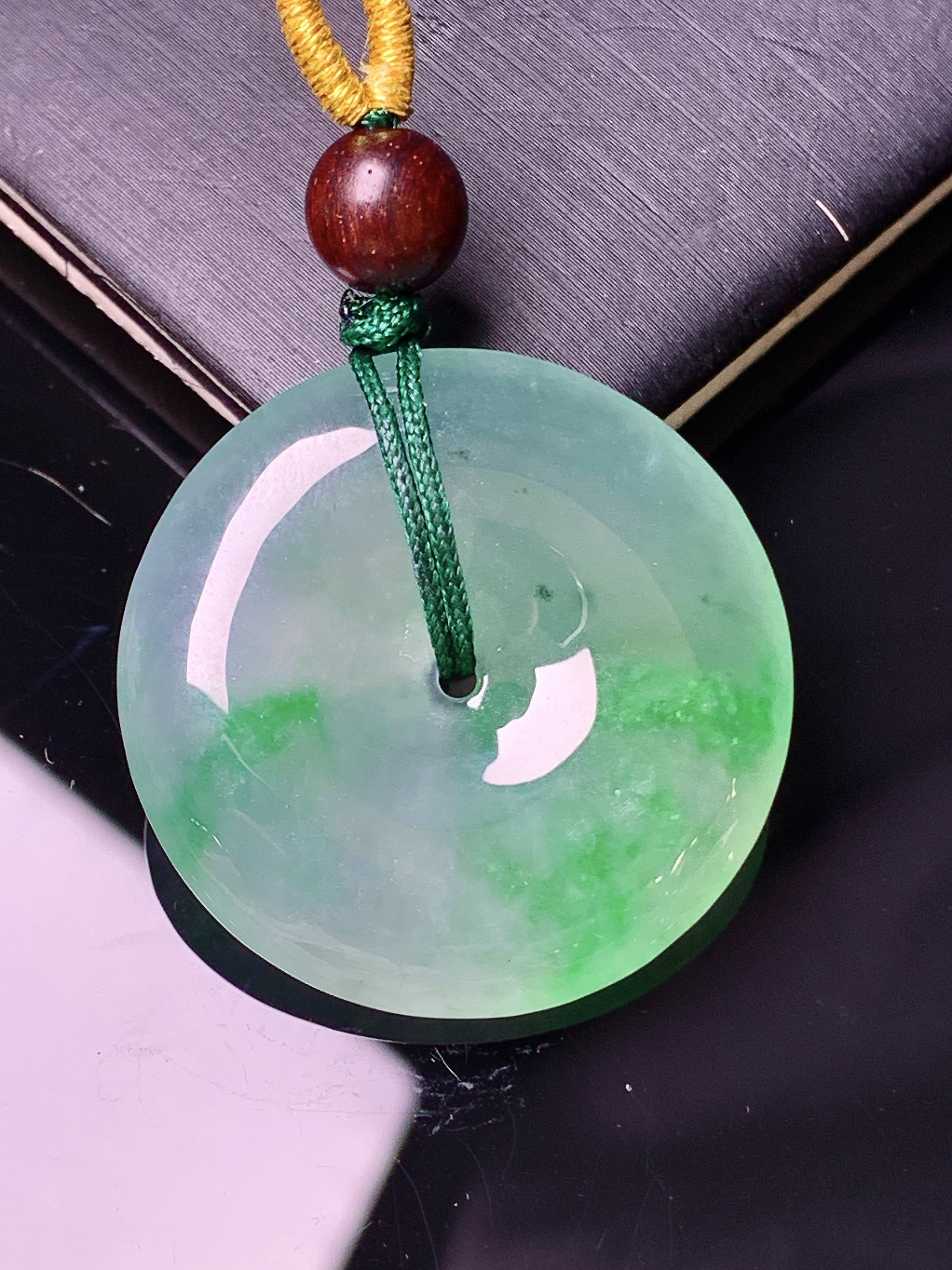 冰种飘绿平安扣吊坠 玉质细腻 色泽艳丽清新 水润亮眼 整体尺寸29*5.8 a8