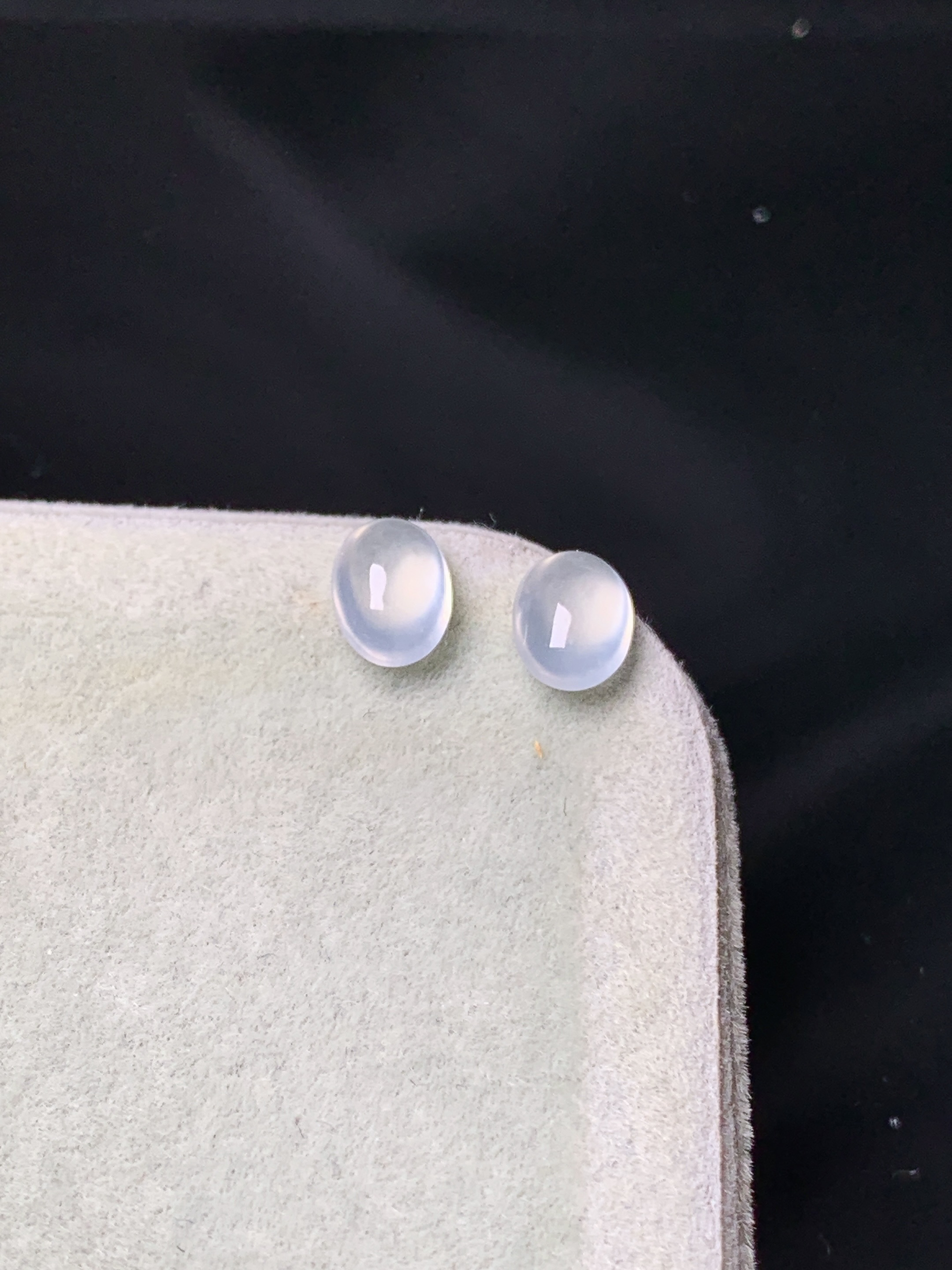 镶嵌款 冰种蛋面一对 玉质细腻 色泽艳丽清新 水润亮眼 整体尺寸7*4.8*3 2x
