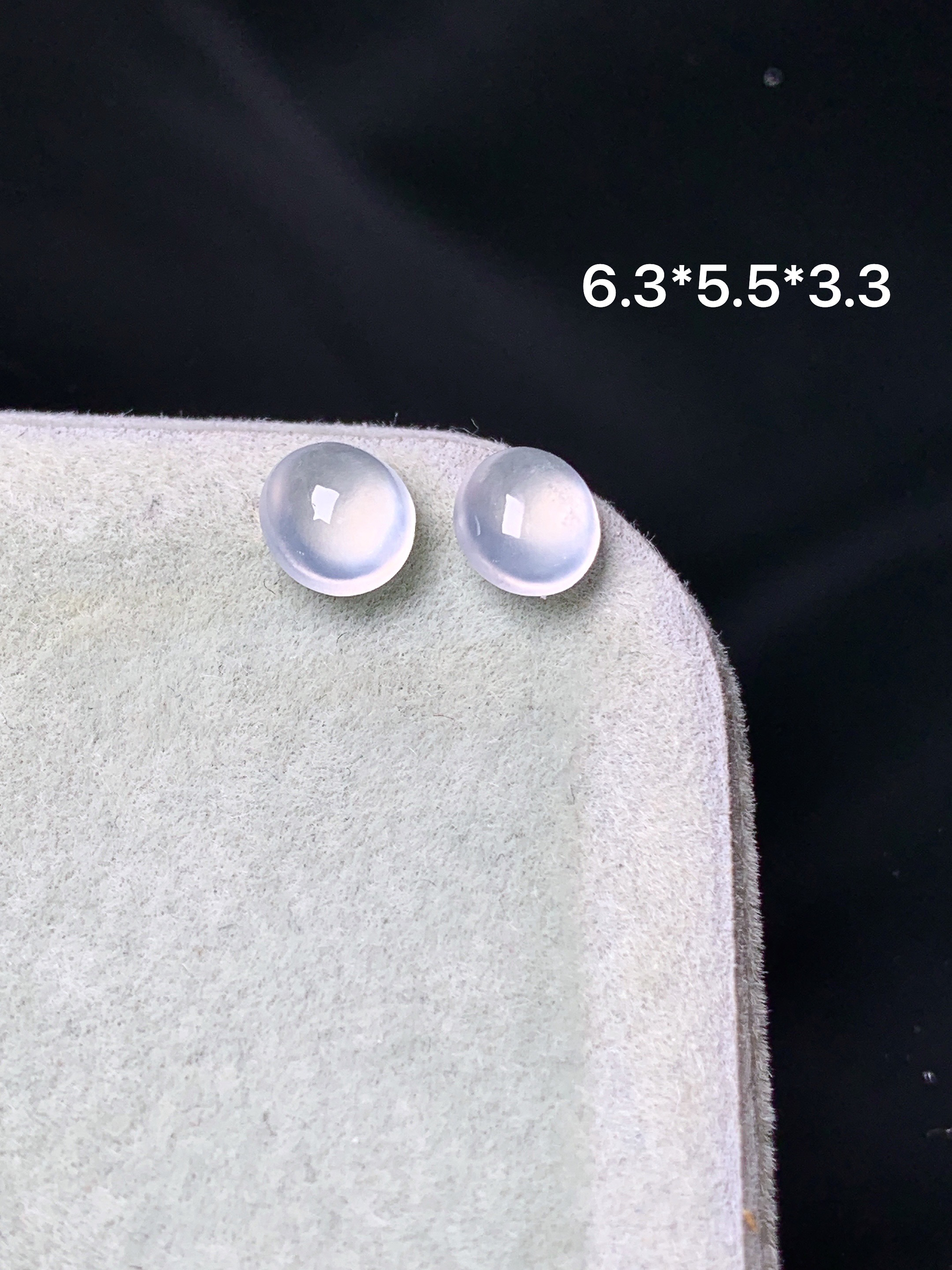 冰种蛋面一对 玉质细腻 色泽艳丽清新 水润亮眼 整体尺寸6.3*5.5*3.3 2x