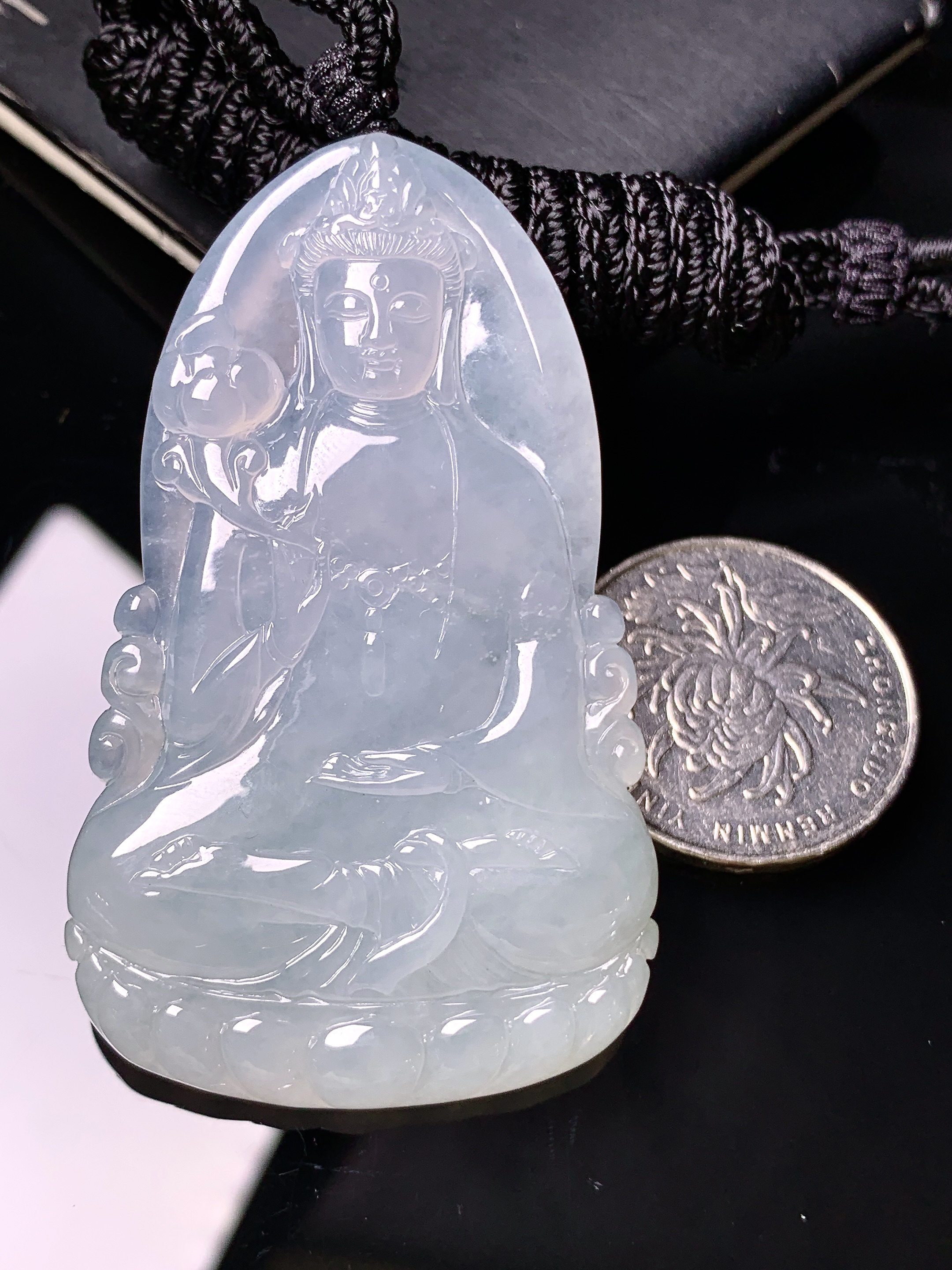 冰种观音菩萨吊坠 玉质细腻 色泽艳丽清新 水润亮眼 整体尺寸58.7*35.5*5.8 x3